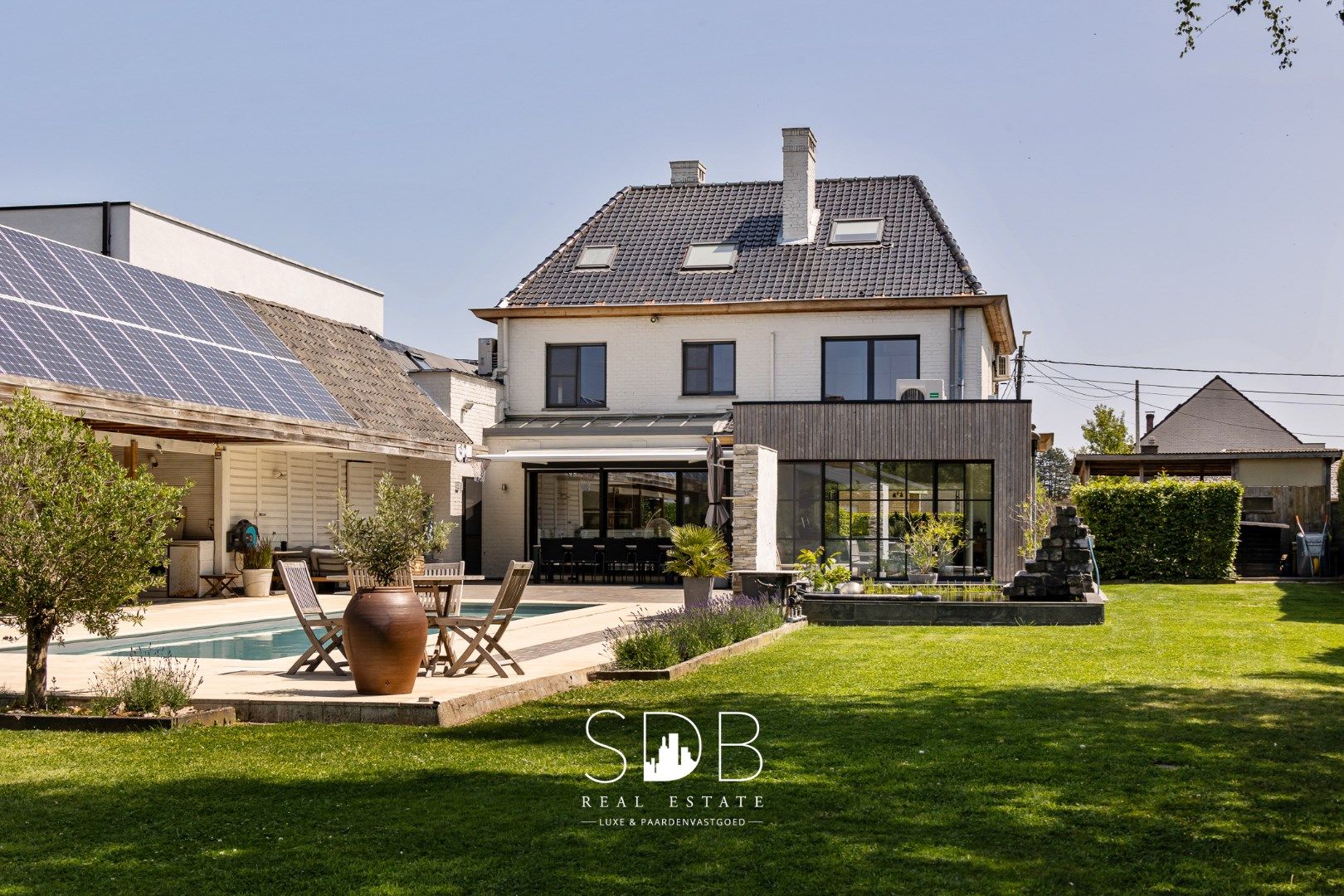 Prachtige hedendaagse villa met gezinstuin en zwembad op 1.387m² foto 2