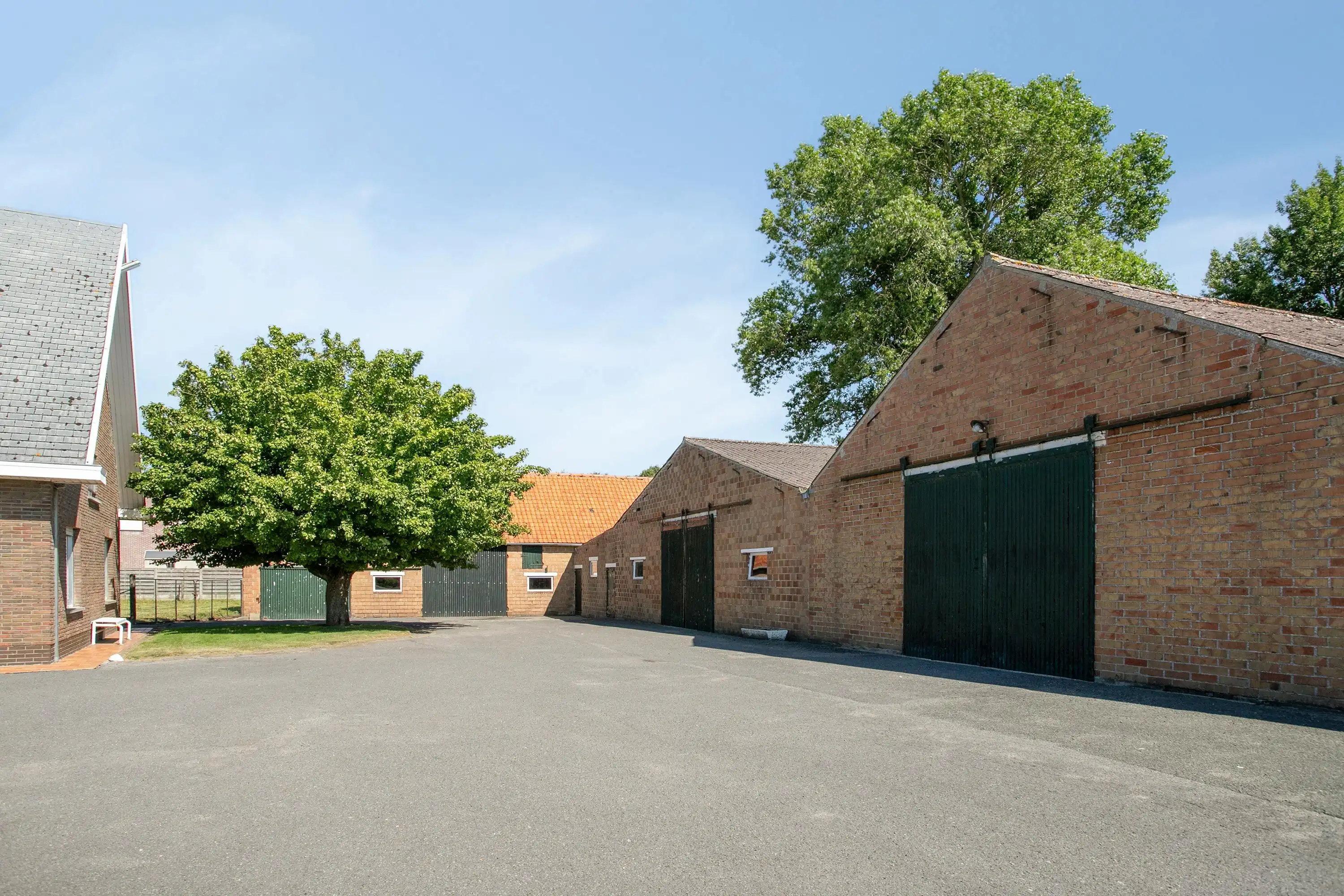 Te renoveren woning met 6 slaapkamers en loodsen te Kortemark foto 7