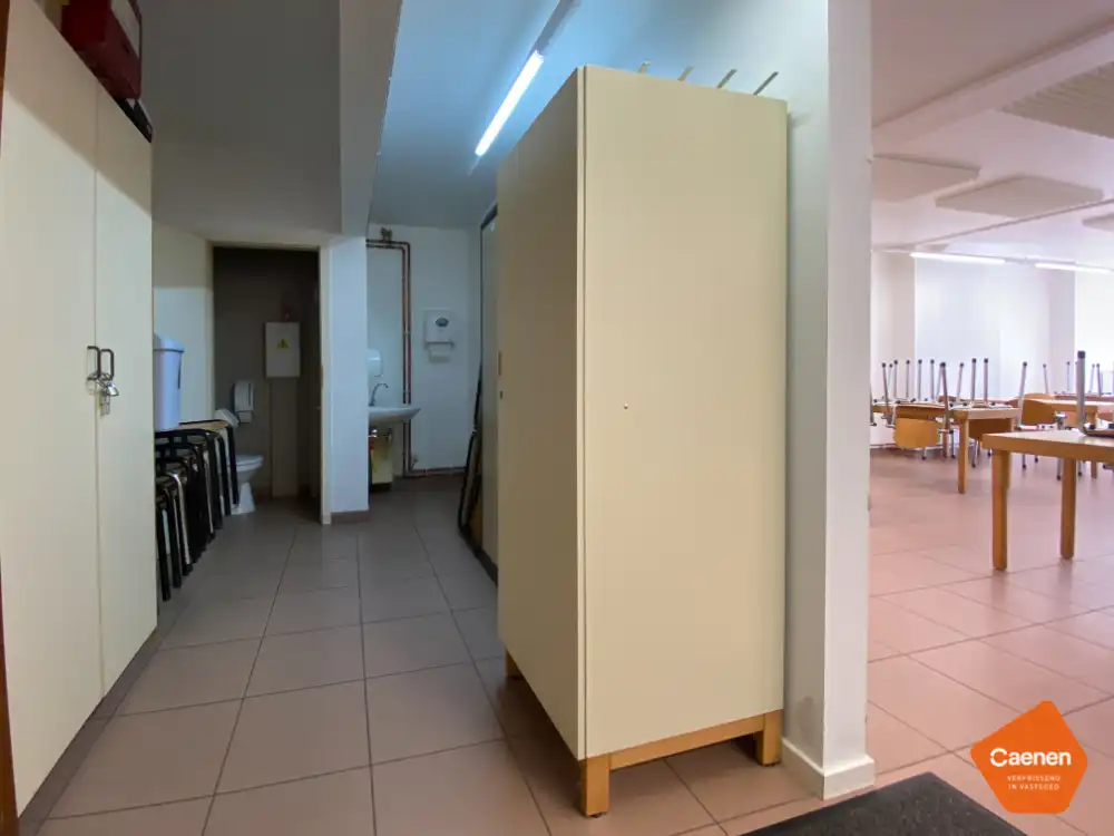 Zeer ruim, lichtrijk handelspand te koop op commerciële locatie! foto 8