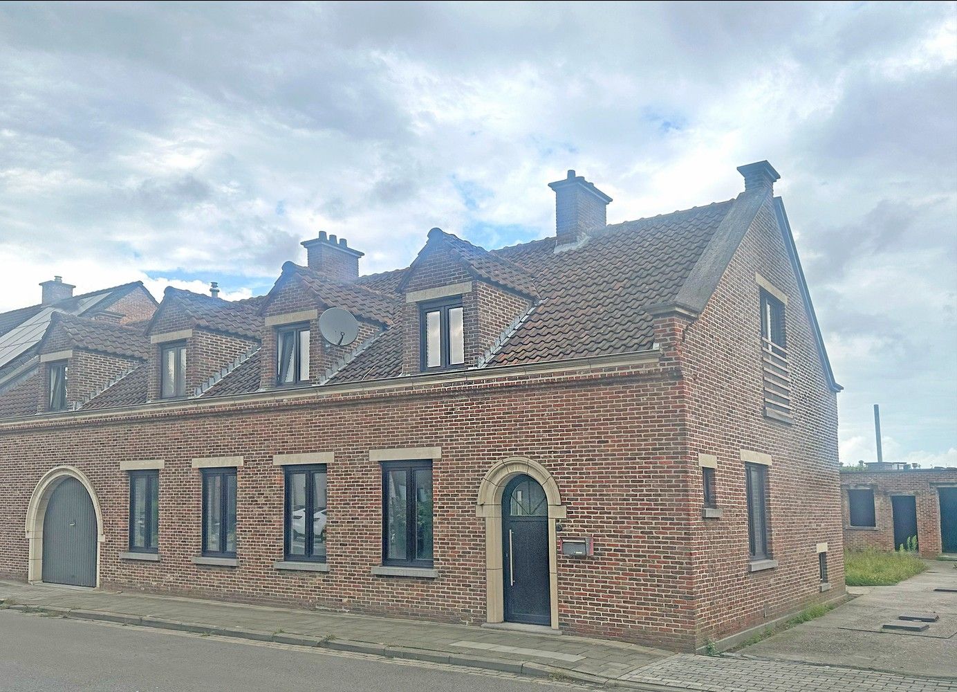 Ruime woning met 7 slaapkamers in een rustige wijk te Mechelen foto {{pictureIndex}}