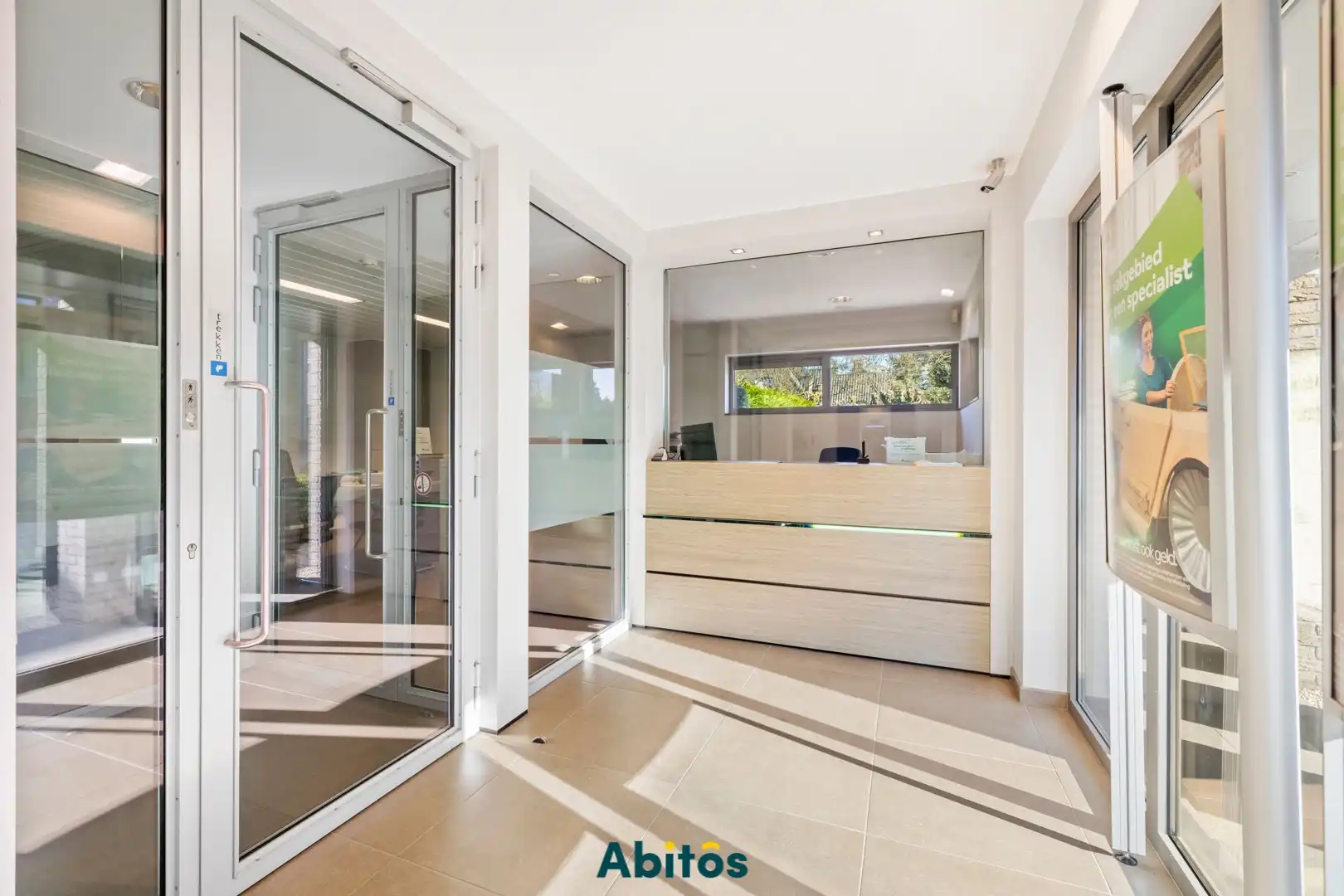 Commercieel gelegen handelspand of kantoorruimte in het hart van Landegem foto 11