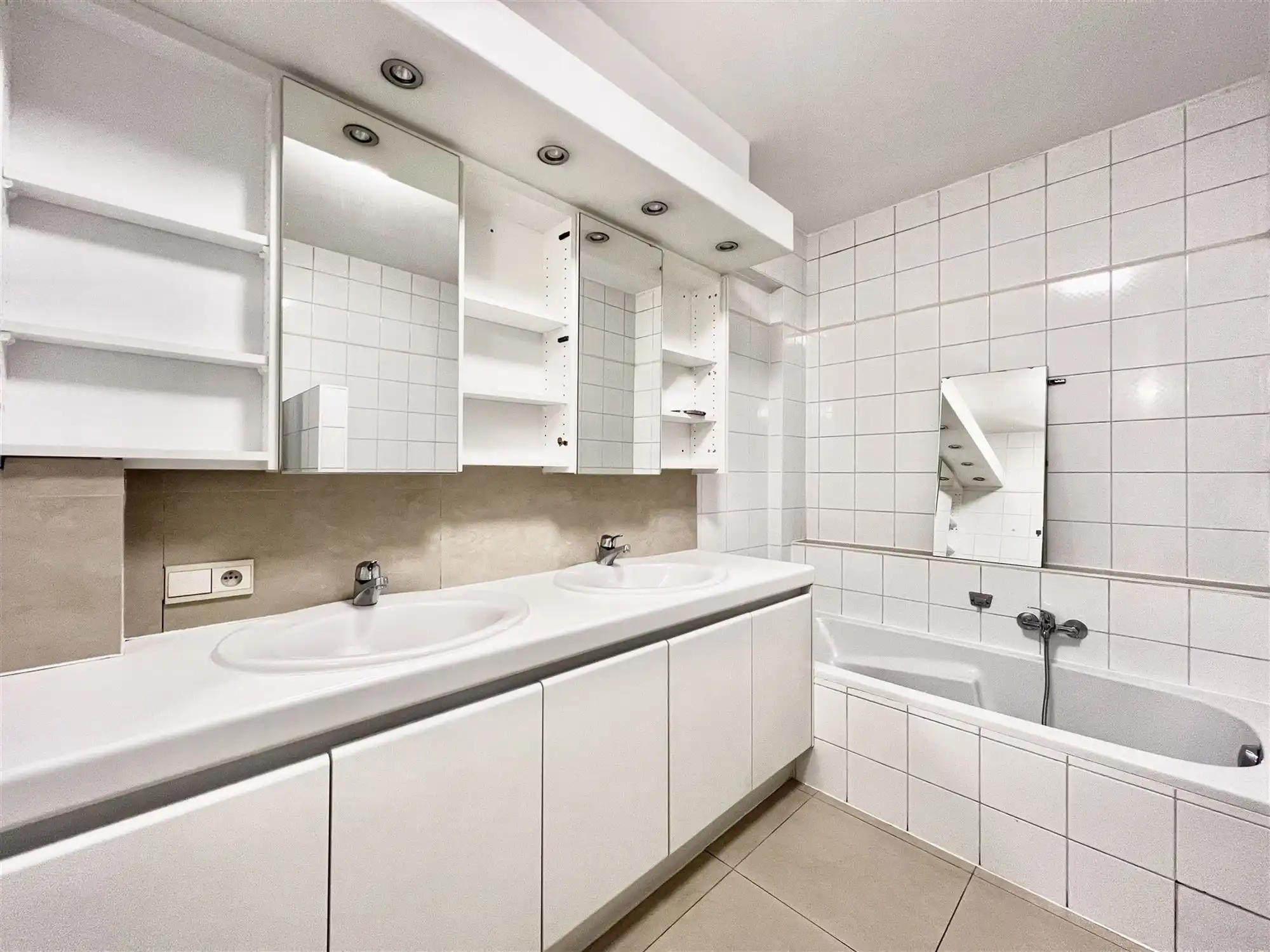 Lichtrijk 2-slaapkamerappartement op toplocatie nabij Centraal Station foto 9