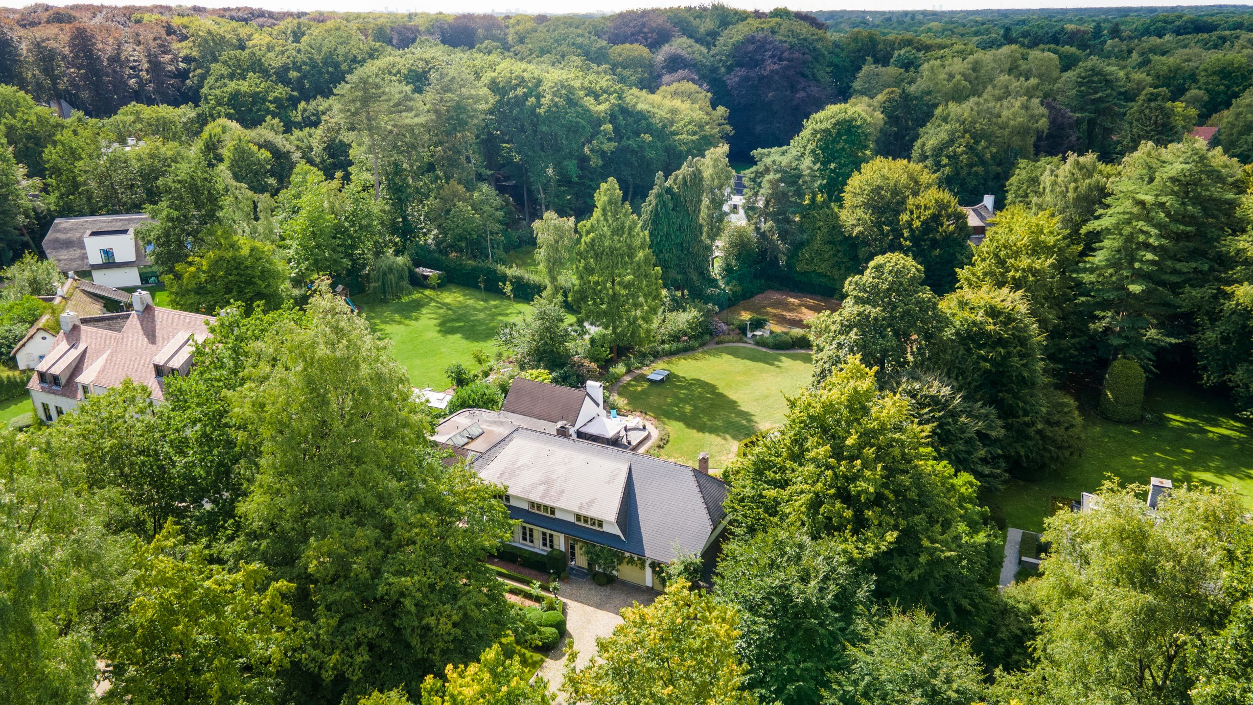 Villa met binnenzwembad en tennisterrein op toplocatie. foto 40