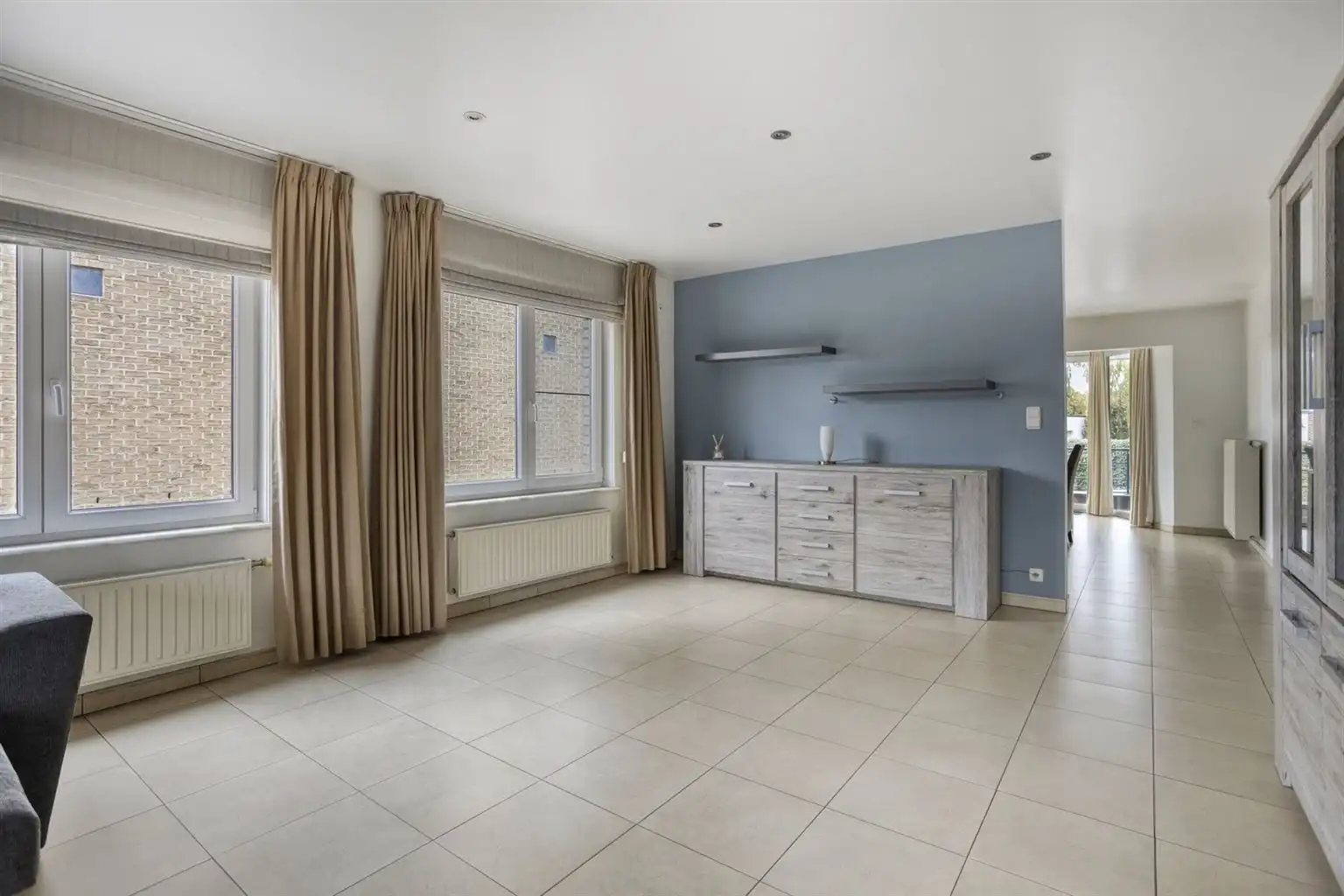 Ruim gelijkvloers appartement met gezellig, overdekt terras en ondergrondse garage, op een toplocatie vlak bij het centrum van Maaseik. foto 4