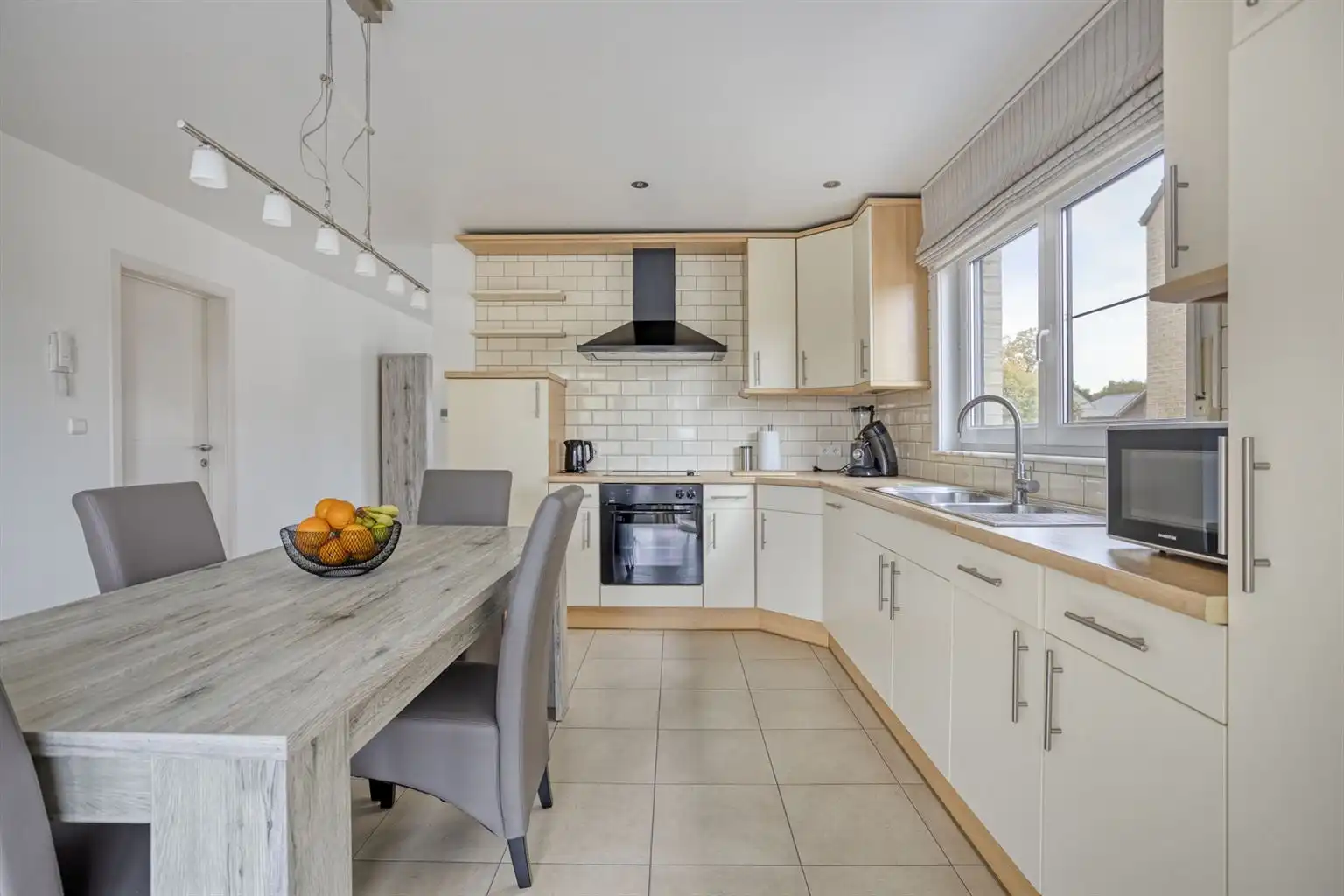 Ruim gelijkvloers appartement met gezellig, overdekt terras en ondergrondse garage, op een toplocatie vlak bij het centrum van Maaseik. foto 4