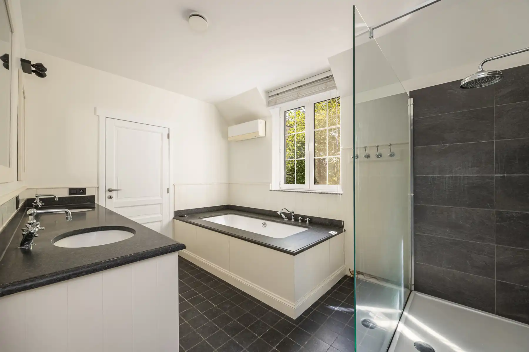 Luxueus afgewerkte villa met zwembad foto 15