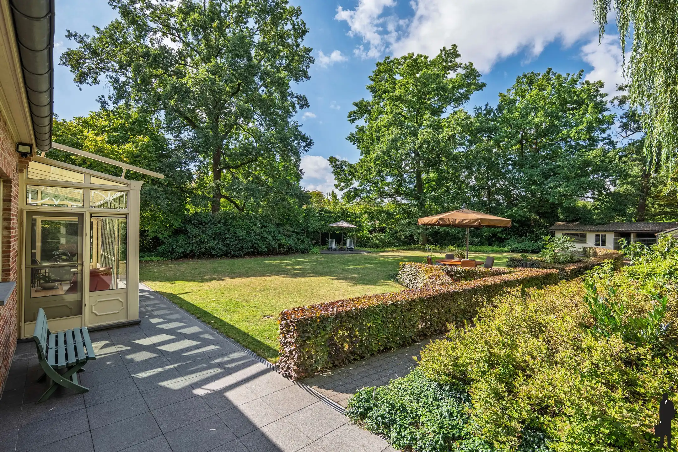 Ruime villa met aangelegde tuin foto 30