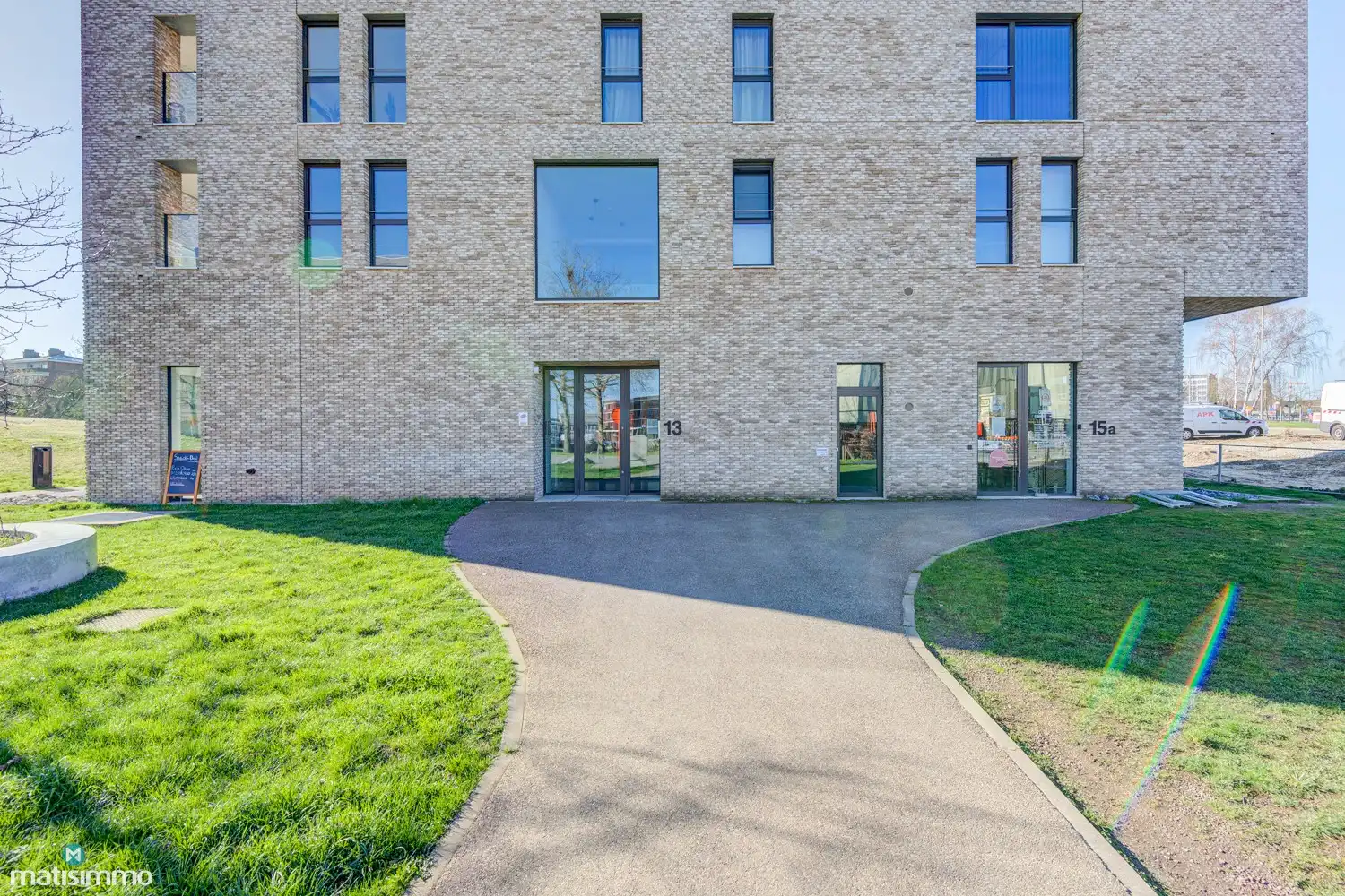 MODERN AFGEWERKT APPARTEMENT MET OVERDEKT TERRAS, KELDERBERGING EN RUIME AUTOSTAANPLAATS NABIJ HASSELT CENTRUM foto 3