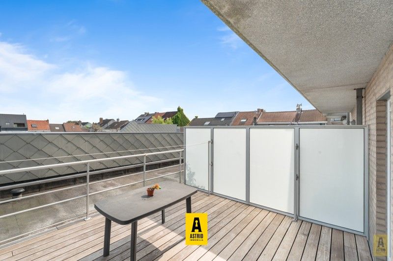 Instapklaar appartement met ruim terrassen en private garage! foto 5