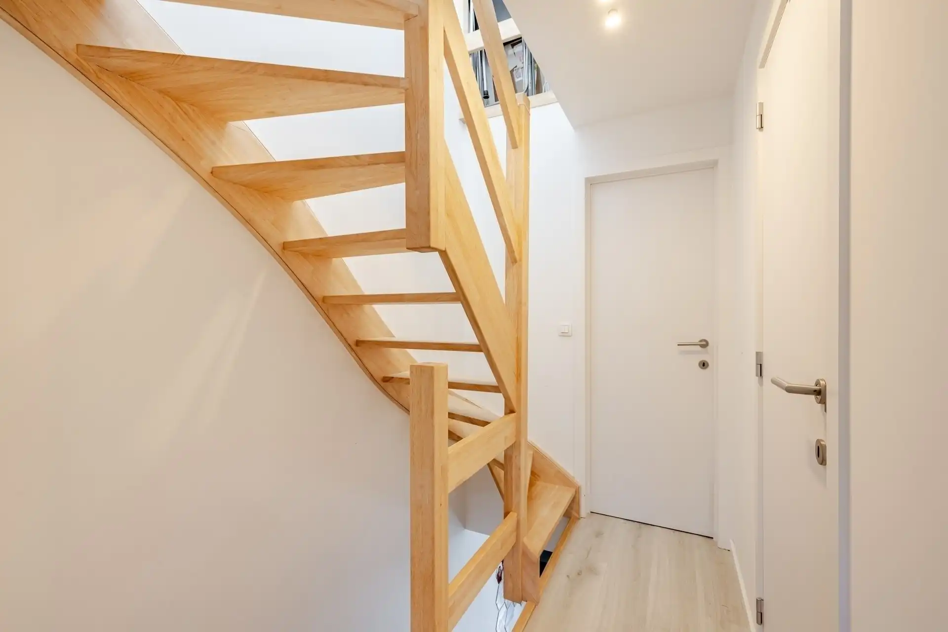 Prachtig gerenoveerde woning met 3 slks en tuin foto 9