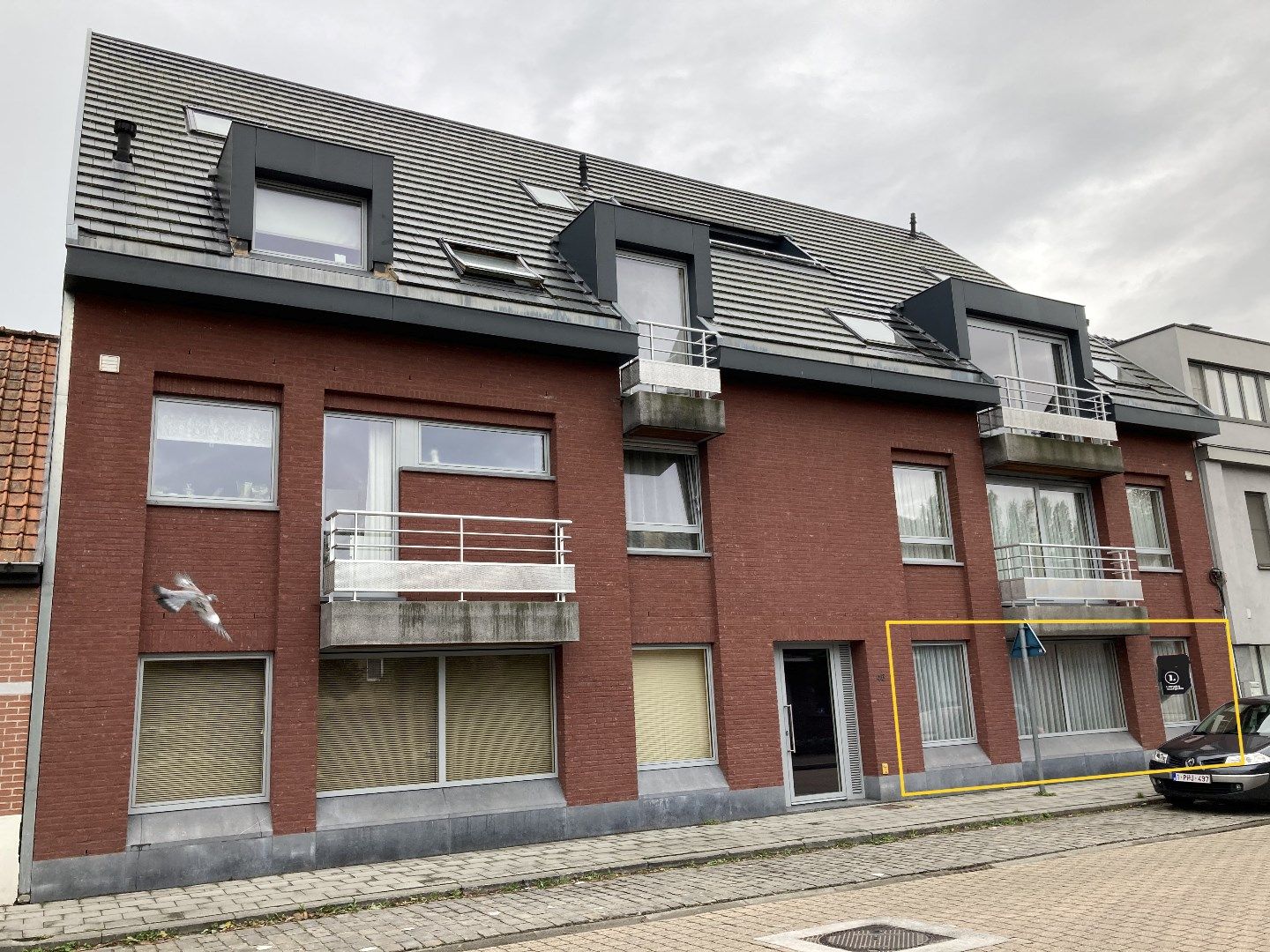 Zeer ruim gelijkvloers appartement met 2 slaapkamers, terras en garage! foto {{pictureIndex}}