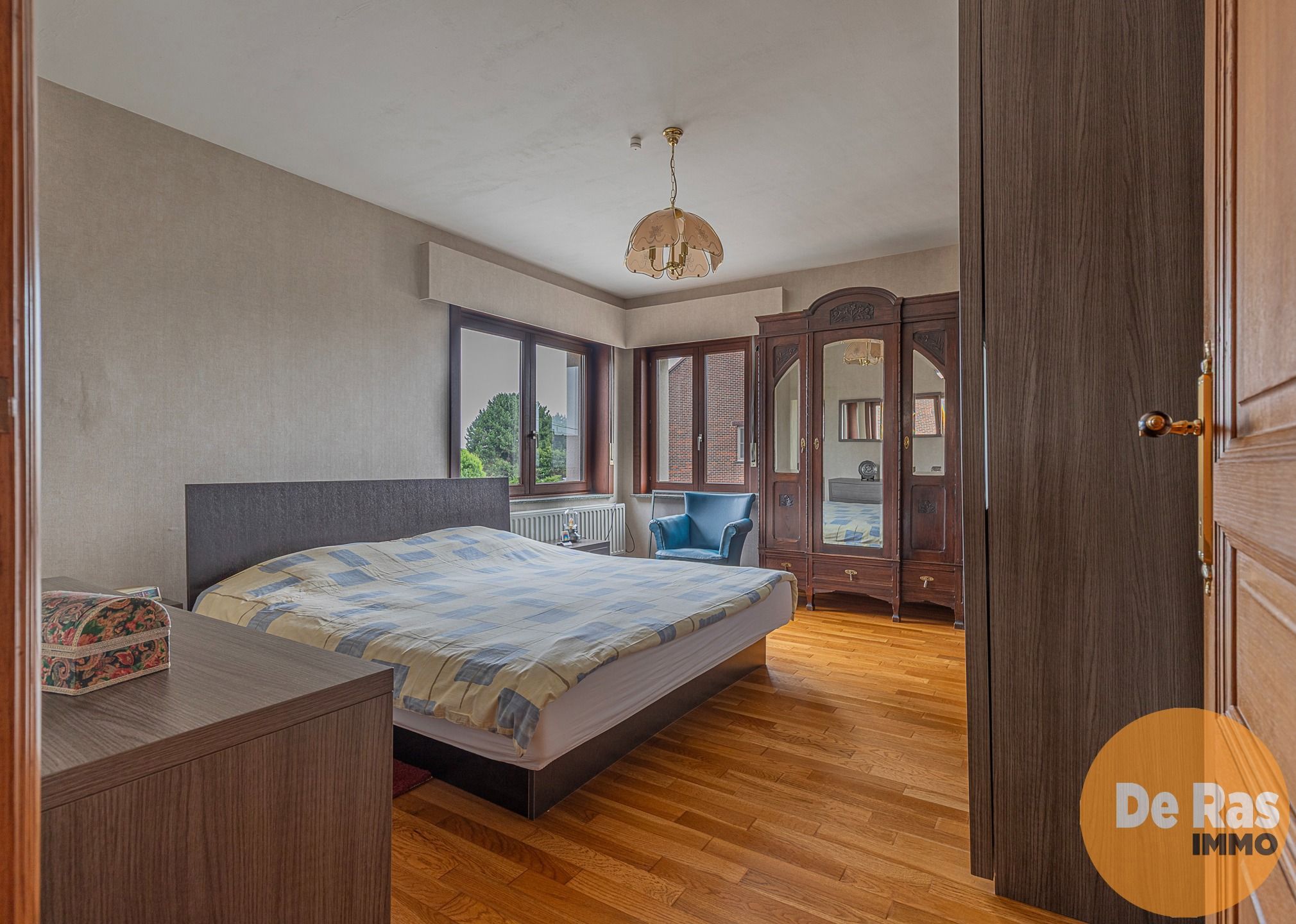 ERPE-MERE - Goed onderhouden woning met magazijn en serres foto 12