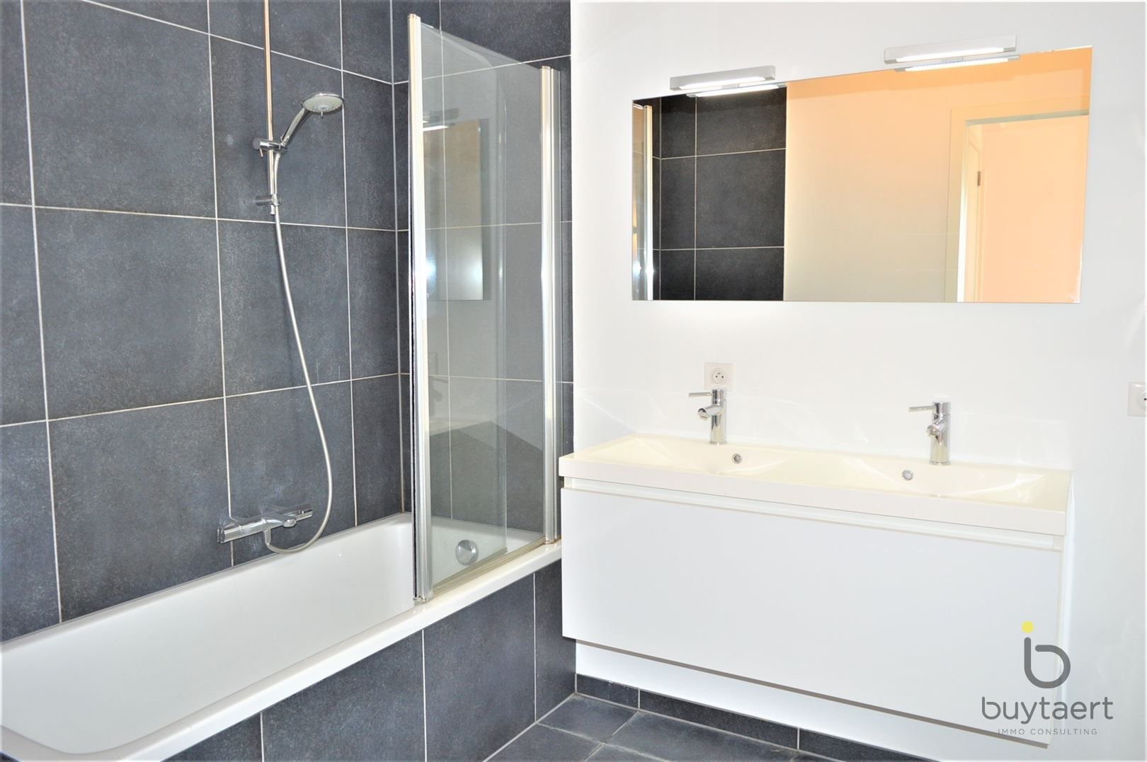 MODERN APPARTEMENT MET 2 SLPKS EN RUIM TERRAS NABIJ HET "ZUID" foto 2