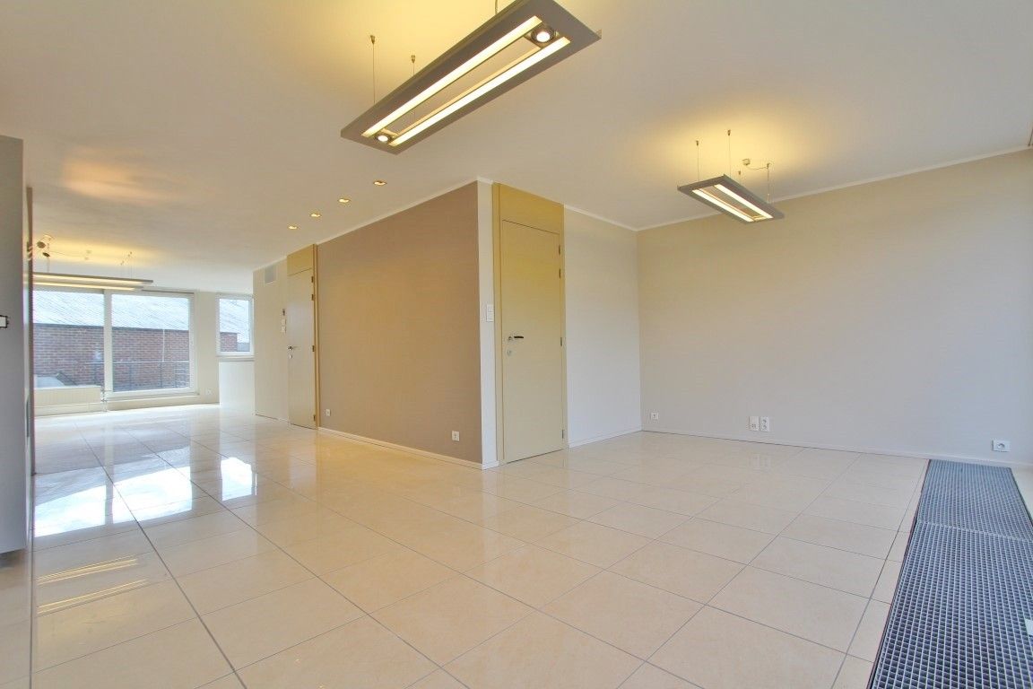 Ruim duplex appartement te huur in het centrum van Sint-Truiden foto 10