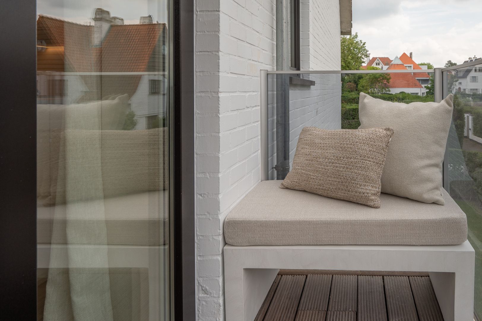 Instapklaar hoekappartement met terrassen op een boogscheut van het strand foto 29