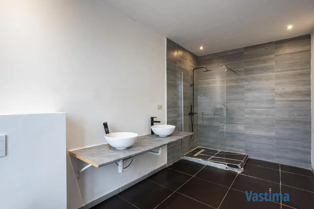 Deels gerenoveerde rijwoning met tuin nabij centrum Lebbeke foto 11