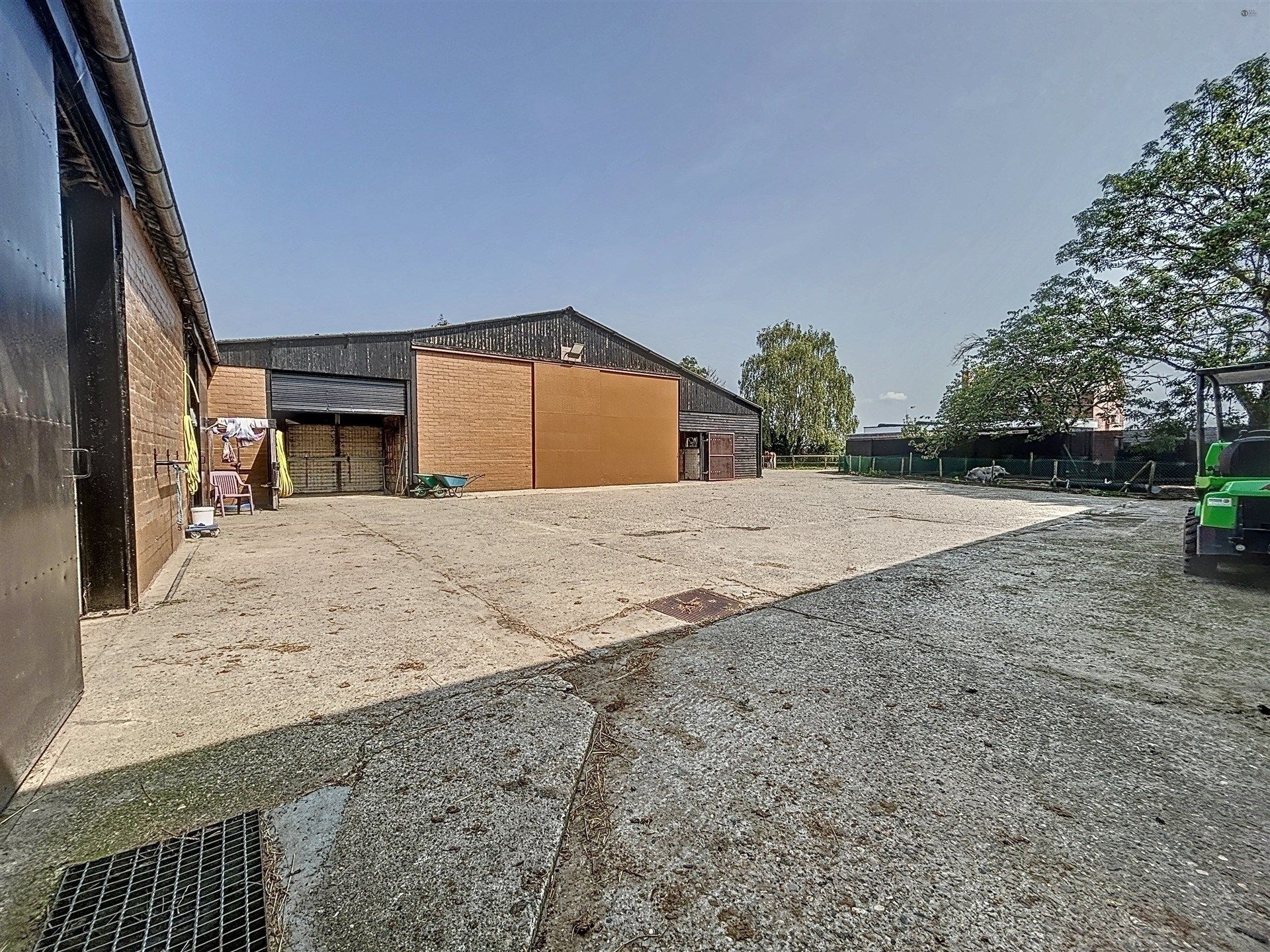 PRACHTIG GELEGEN HOEVE met bijgebouw, paardenstallen, binnenpiste en weiden op 18.385m² foto 41
