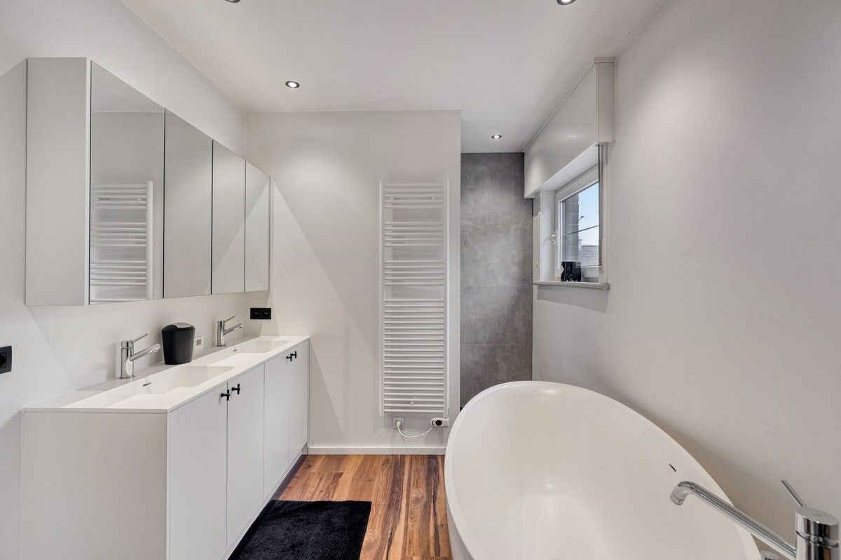 Luxe woning met binnenzwembad en afzonderlijke handelsruimte foto 13