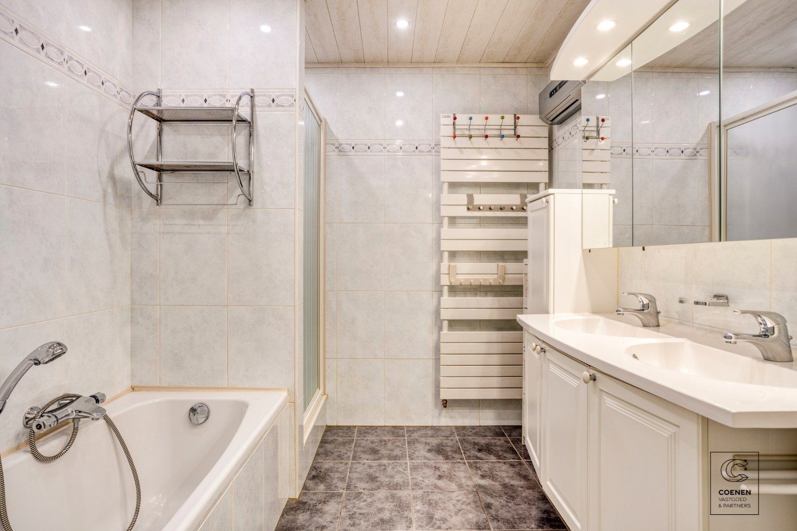 Instapklaar appartement van 124 m², 3 slpk's en terras op een toplocatie te Kontich! foto 14