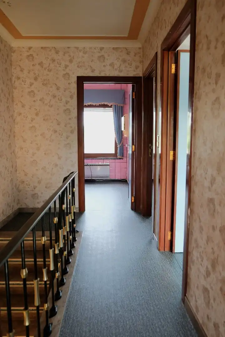 Ruime woning met garage, bijgebouwen en tuin en veel potentieel voor extra slaapkamers foto 15