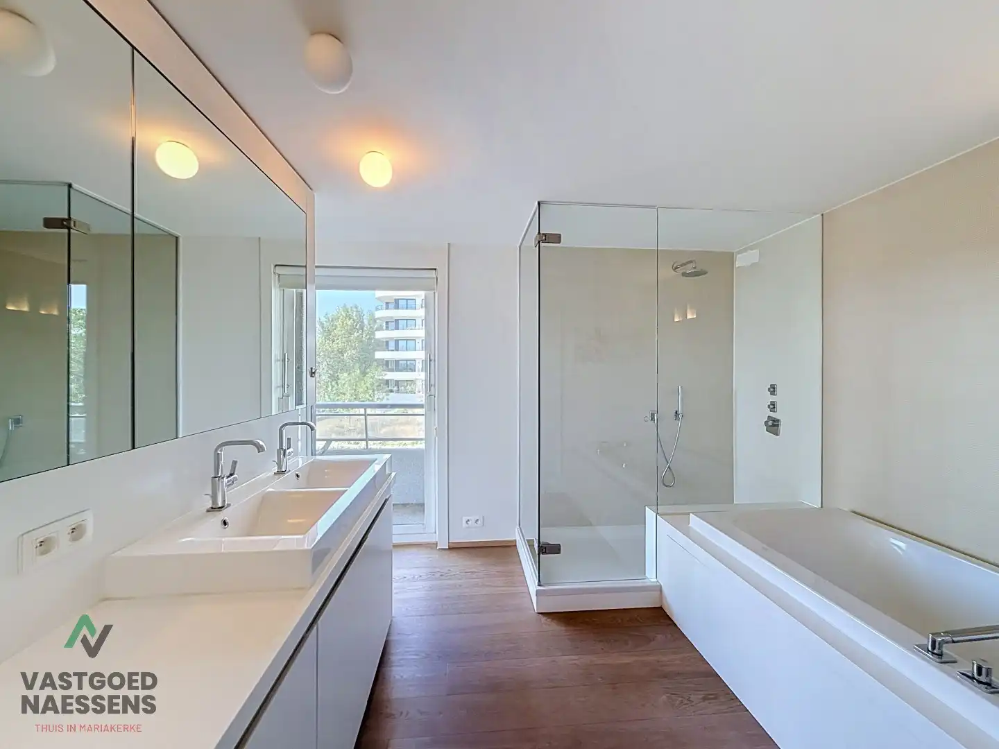 SCHITTEREND VERNIEUWD HOEKAPPARTEMENT – 2 SLPK – TERRASSEN – ZEEZICHT EN ZICHT OP GOLF foto 4
