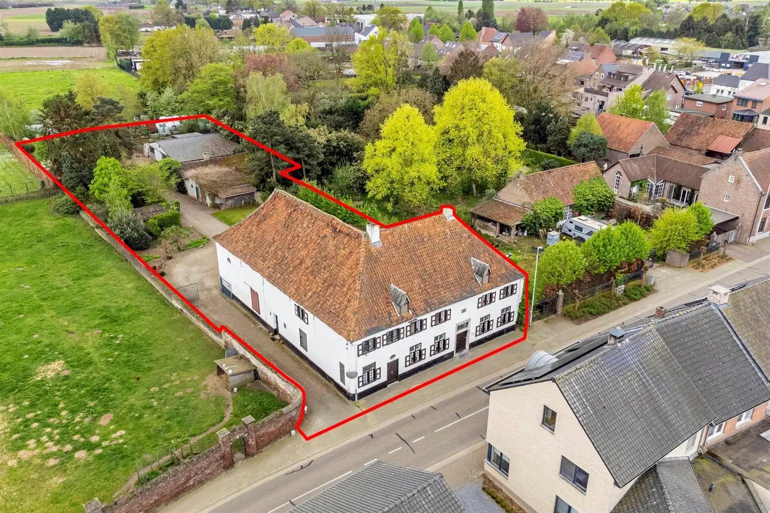 Prachtige 18e-eeuwse hoeve in Maasstijl gelegen in de dorpskern van Ophoven op een perceel van 27a50ca, genaamd "Huize Reynders".  foto 2
