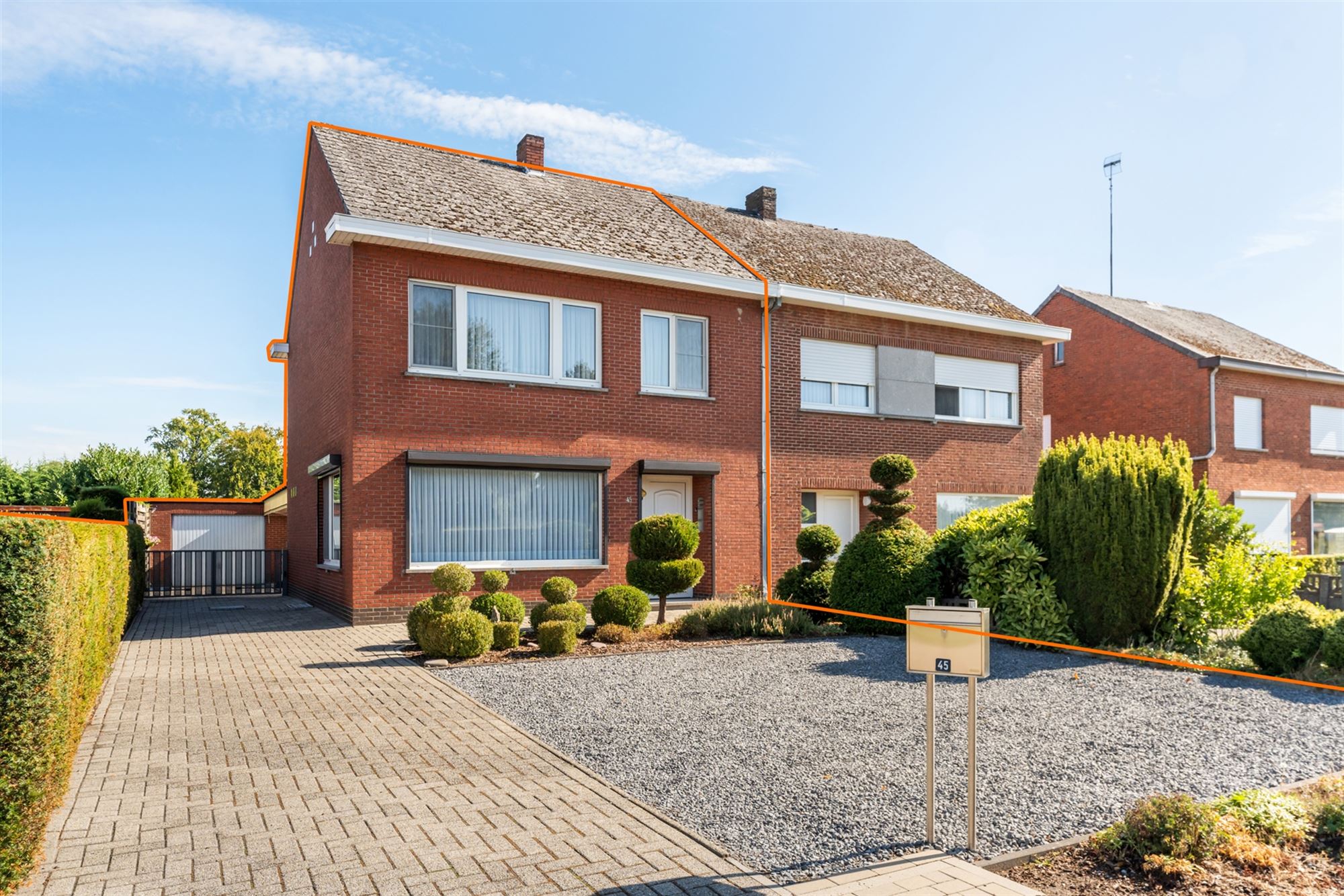 Hoofdfoto van de publicatie: GERENOVEERDE, INSTAPKLARE EN PERFECT ONDERHOUDEN WONING 