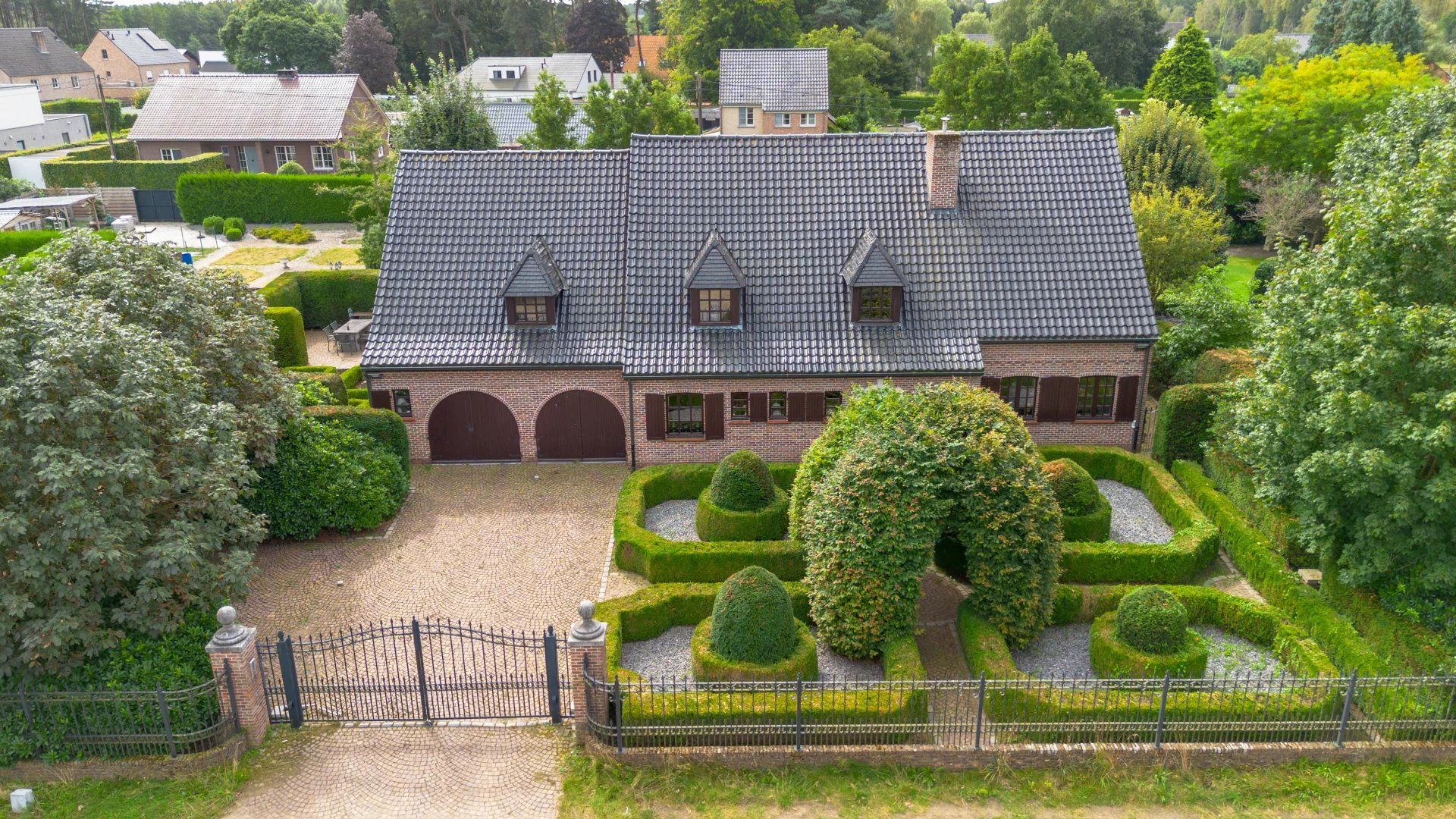 Zeer ruime villa met 5 slaapkamers in een prachtige parktuin van 27are. foto {{pictureIndex}}