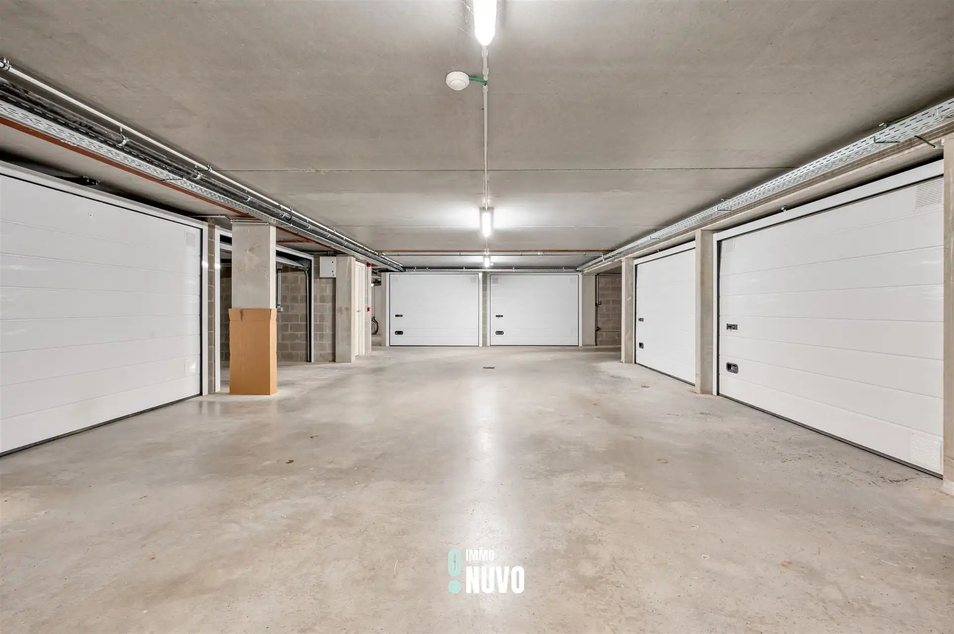 Garage (prijs all inn - incl. notaris en registratierechten) foto {{pictureIndex}}