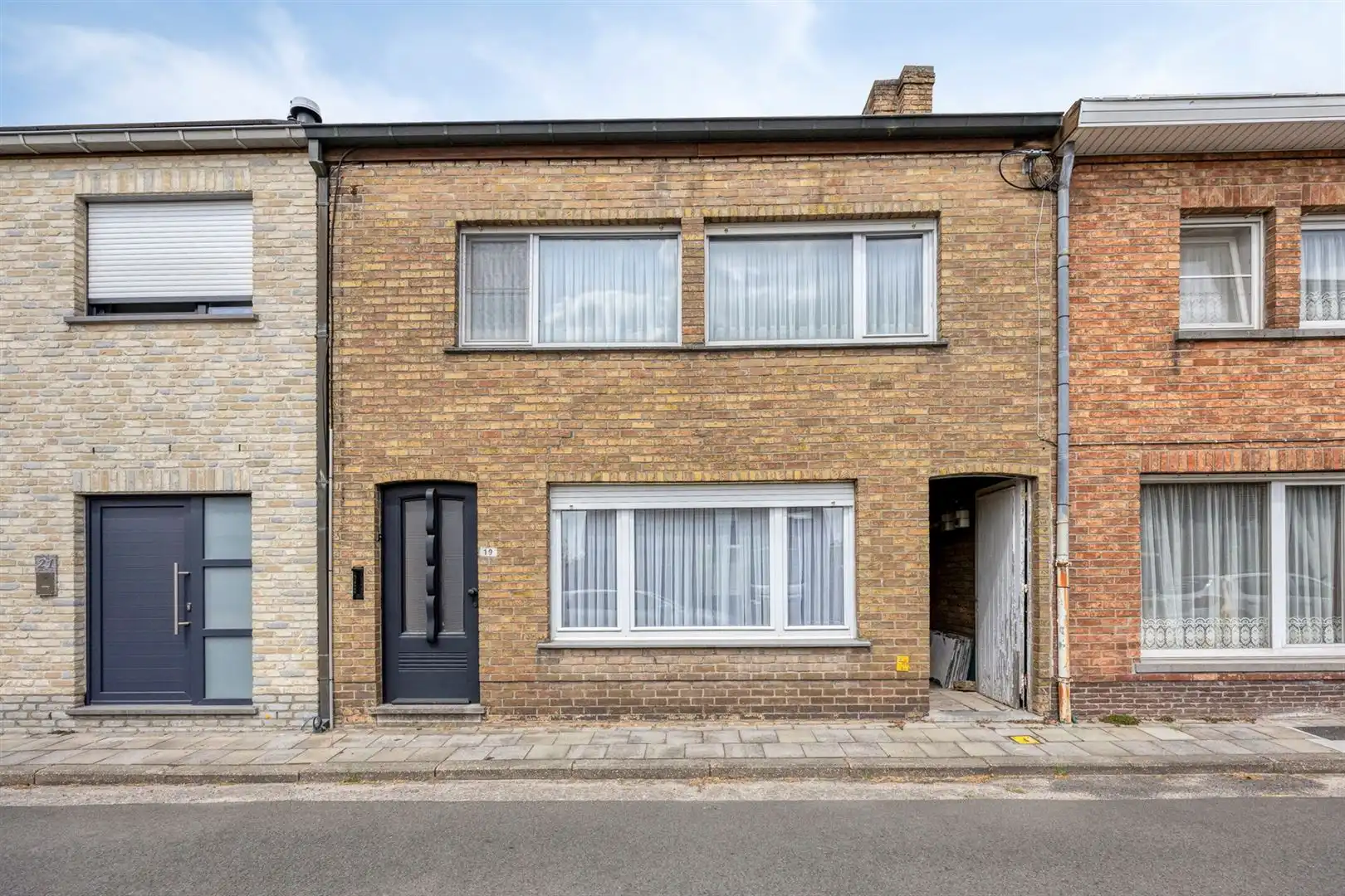 Te renoveren woning met zeer goede structuur en zijtoegang! foto 2