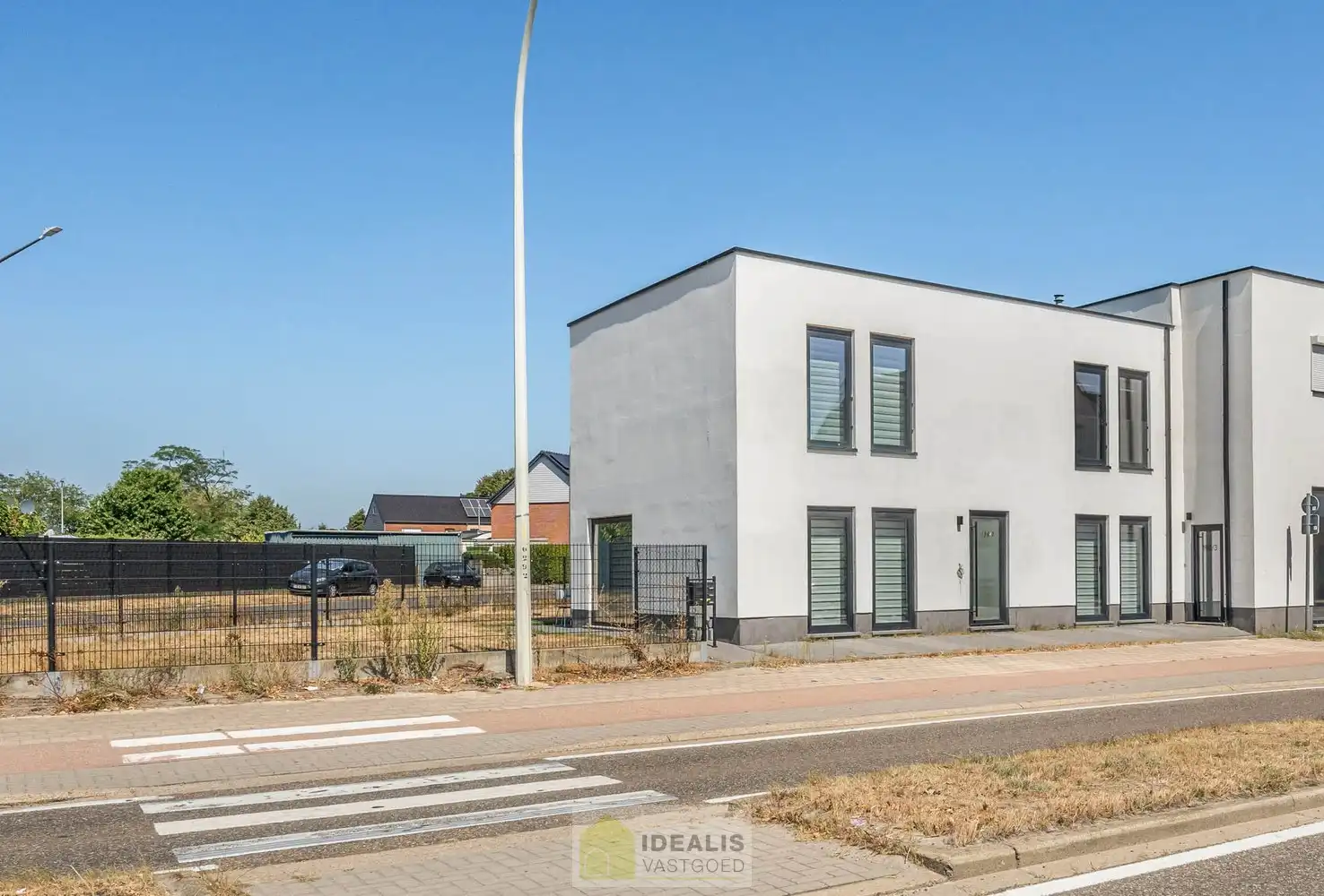 IDEALIS VASTGOED – AANGENAME INSTAPKLARE ÉÉNGEZINSWONING NABIJ HET CENTRUM VAN HEPPEN (LEOPOLDSBURG)! De woning omvat 141m² netto bewoonbare oppervlakte met een fijne leefruimte, 3 slaapkamers, eetkamer, dressing en badkamer!! Zeer geschikt voor kandidaten op zoek naar een instapklare woning met een vlotte bereikbaarheid van woonkernen als Heppen, Leopoldsburg, Beringen en Ham, tevens een vlotte verbinding naar autosnelweg E314! foto 3