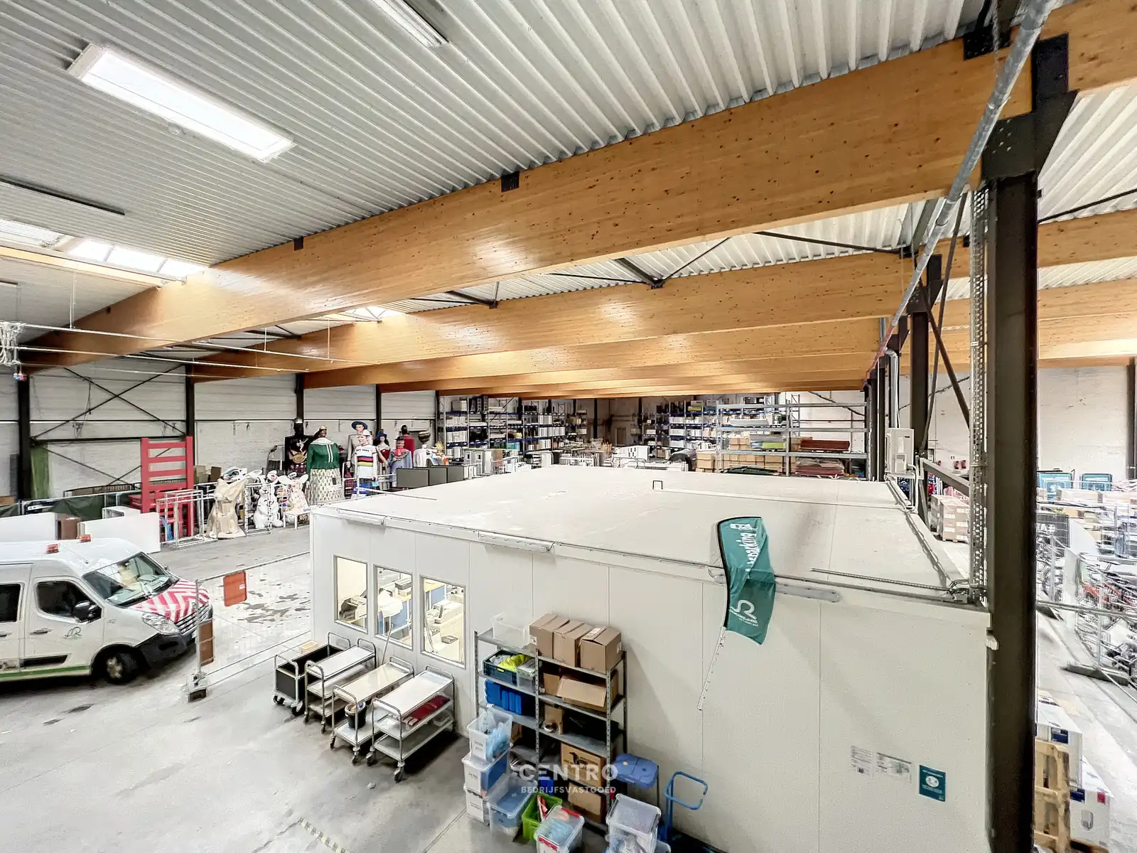 Opslagplaats  ( ± 2.700m²) met 4 sectionale poorten en VH van 7m te ROESELARE ! foto 8