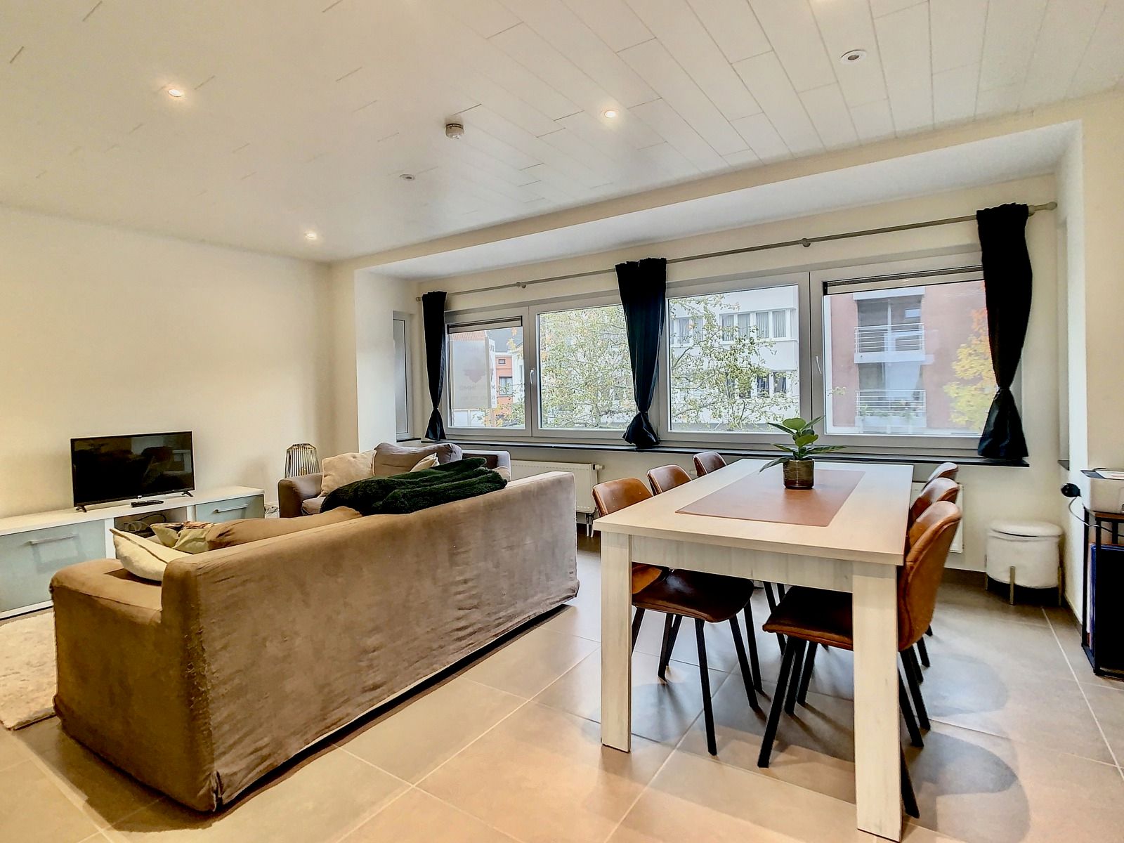 Centraal gelegen triplex app met 2 SLPK én terras! foto 2