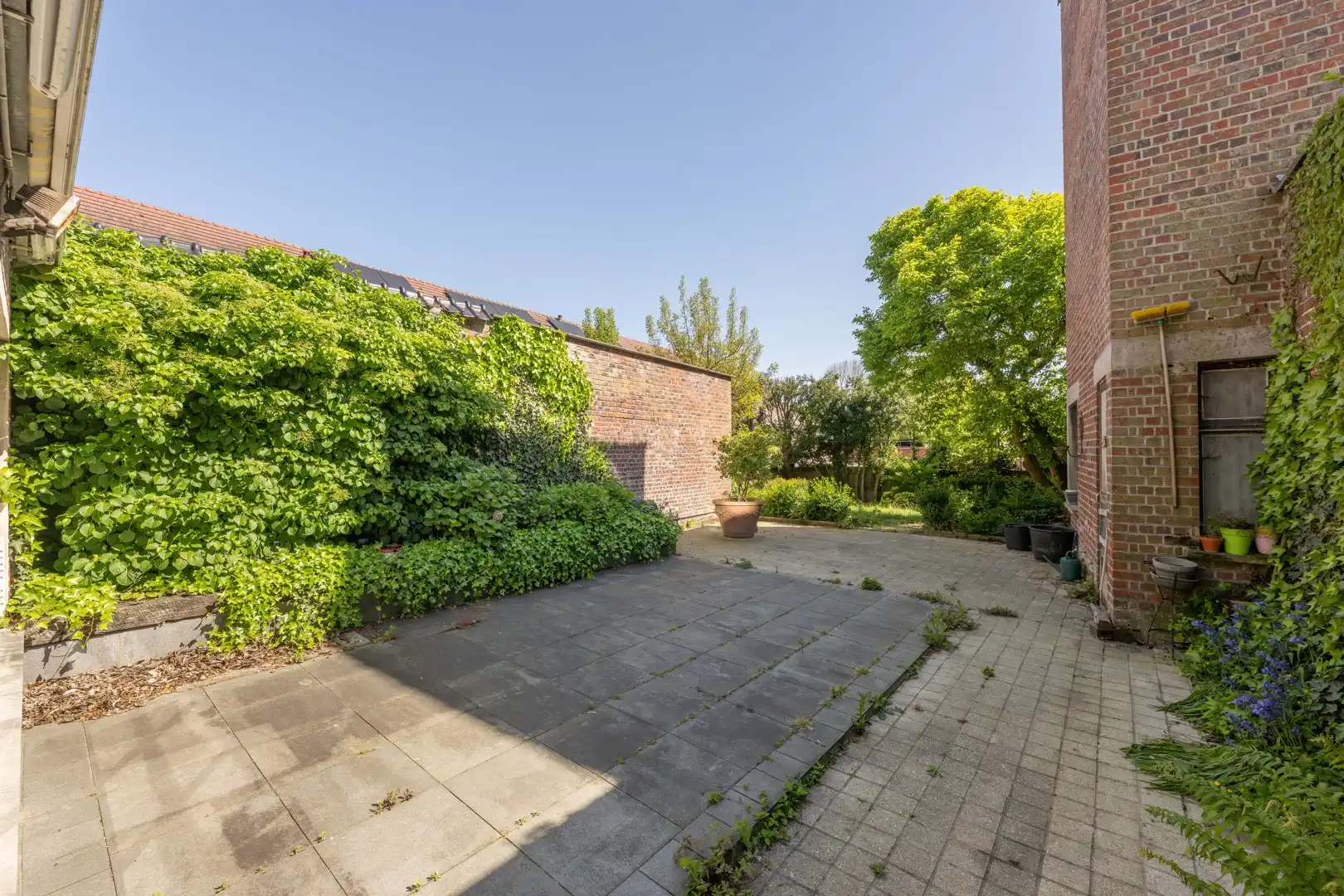 Karaktervol herenhuis met vijf slaapkamers en ruime tuin op uitstekende ligging in Pittem! foto 29