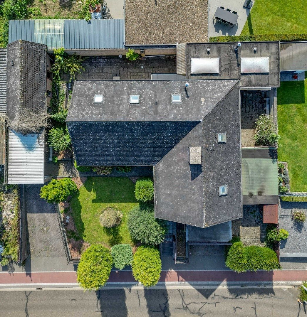 TE RENOVEREN GEZINSWONING MET EEN BEWOONBARE OPP. VAN 259 M² !  foto 3