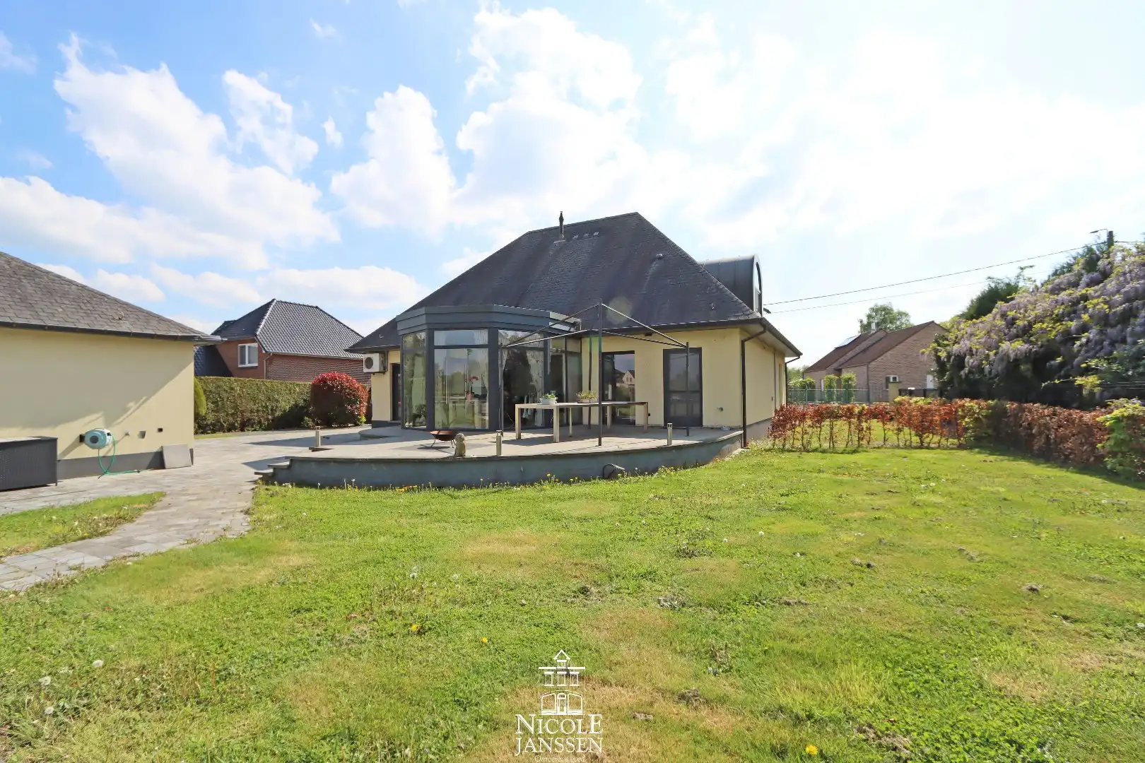 Vrijstaande ruime woning met dubbele garage en grote tuin met zwembad foto 32