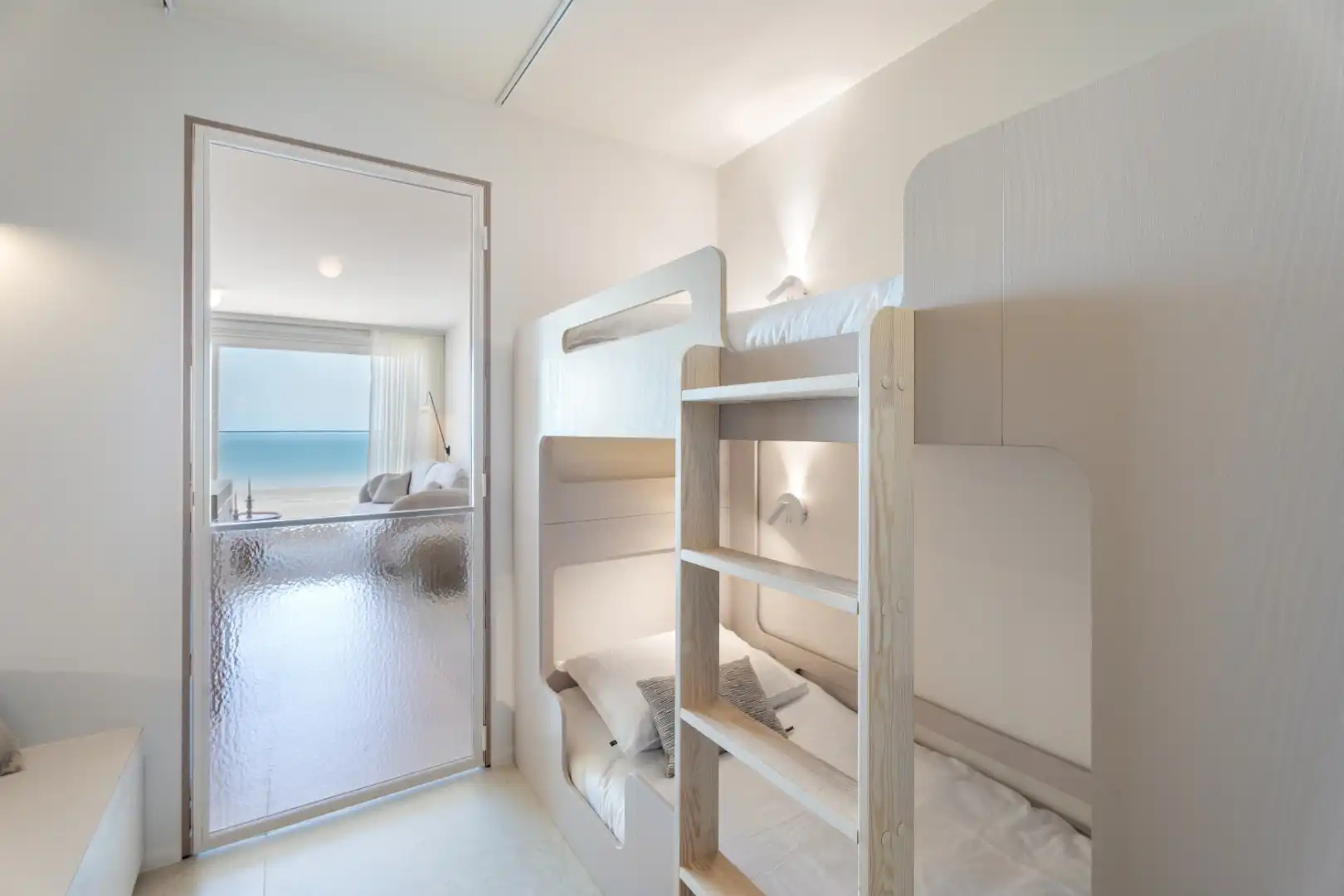 Luxueus gerenoveerd appartement met frontaal zeezicht te Nieuwpoort foto 12