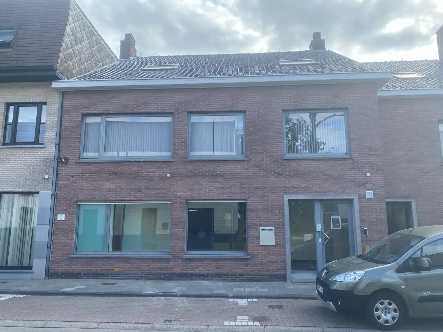Handelshuis met uitzonderlijk veel ruimte voor kantoor, praktijk of commerciële activiteiten en een ruime bovenliggende woonst in Adegem-dorp foto {{pictureIndex}}