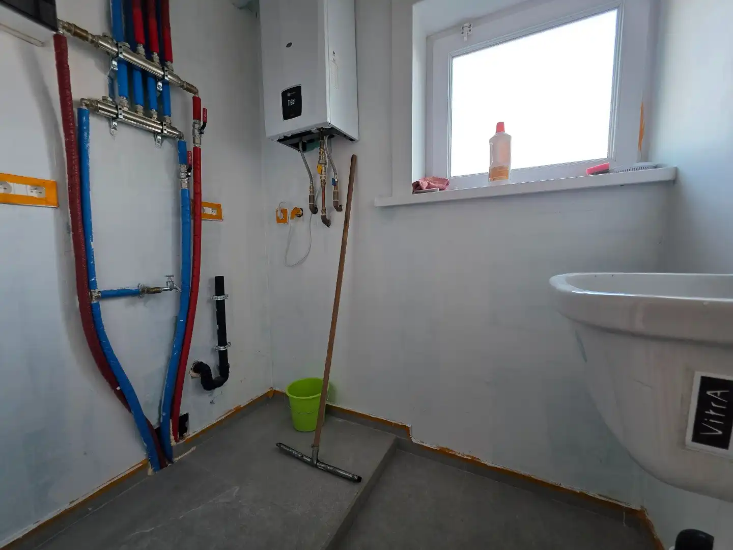 Stevige woning met betonstructuur te koop in Kuurne, eerste verdiep al volledig gerenoveerd foto 19