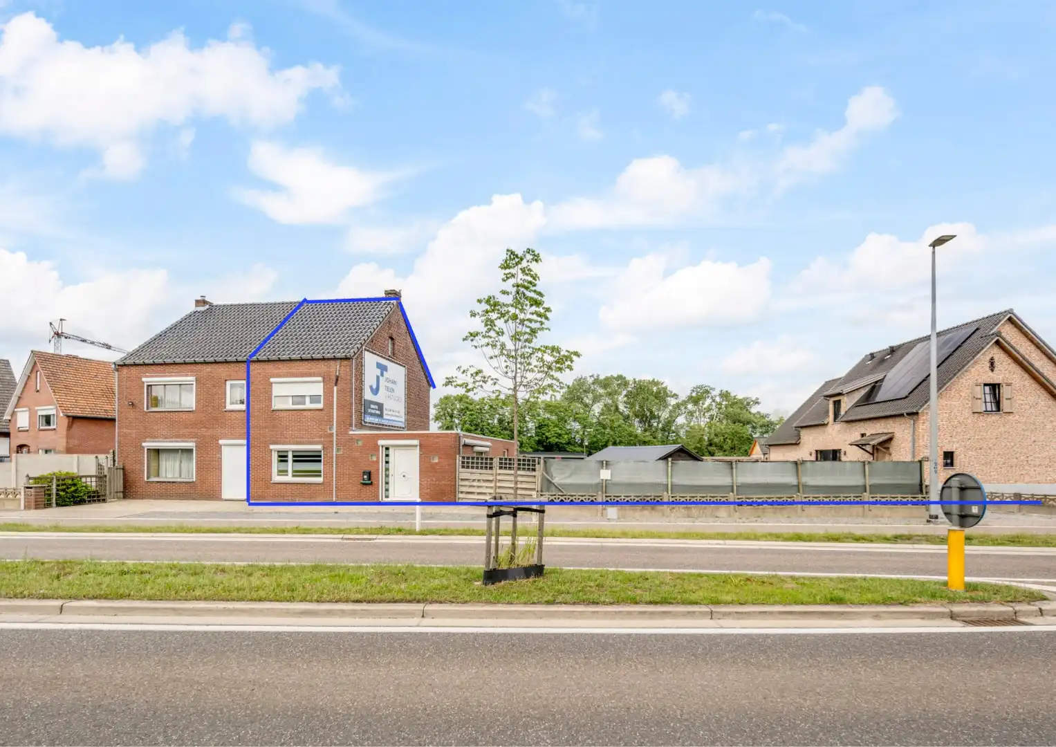 Hoofdfoto van de publicatie: Te renoveren halfvrijstaande gezinswoning op een perceel van 5a03ca te Neeroeteren! 