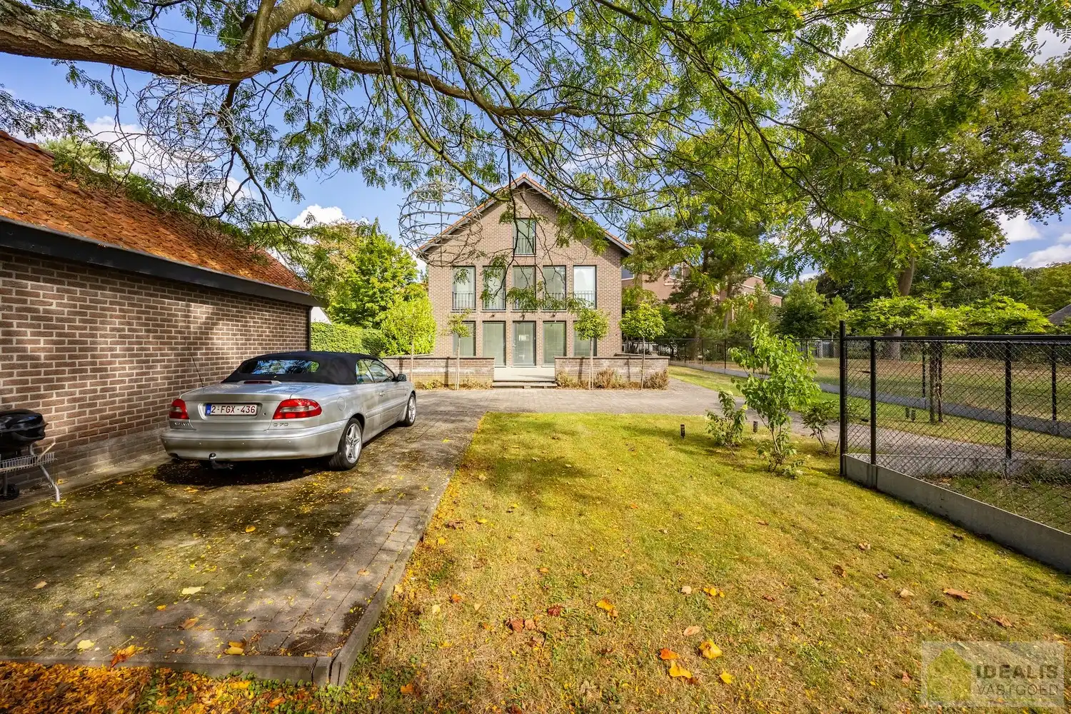 STATIG, STRAK EN UITERST RUIM COMPLEX MET HOOGSTAANDE AFWERKING EN OOG VOOR DETAIL. MOMENTEEL VOORZIEN VAN 3 SLAAPKAMERS, RIANTE LEEFRUIMTES ÉN UNIEKE LANDSCAPE KANTOORRUIMTES OP RESIDENTIËLE DOCH GUNSTIGE LOCATIE!! Dit exclusieve complex omvat maar liefst +-400m² netto bewoonbare oppervlakte! Kenmerkend aan dit statige pand is de unieke voorgevel die bezet is met keramische kunst van Pieter Stockmans. Gelegen op een residentiële locatie in een rustige woonstraat doch op enkele minuten van het centrum van Genk! foto 59