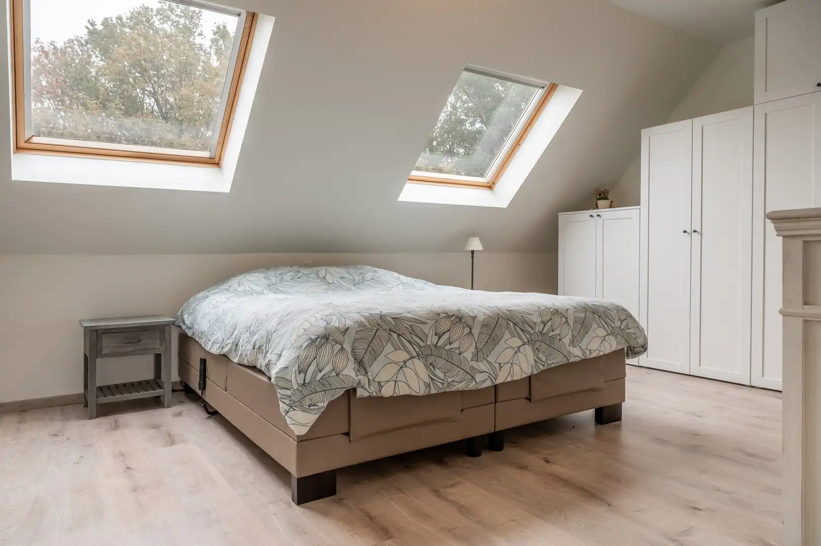 Ruim triplex appartement met berging foto 11