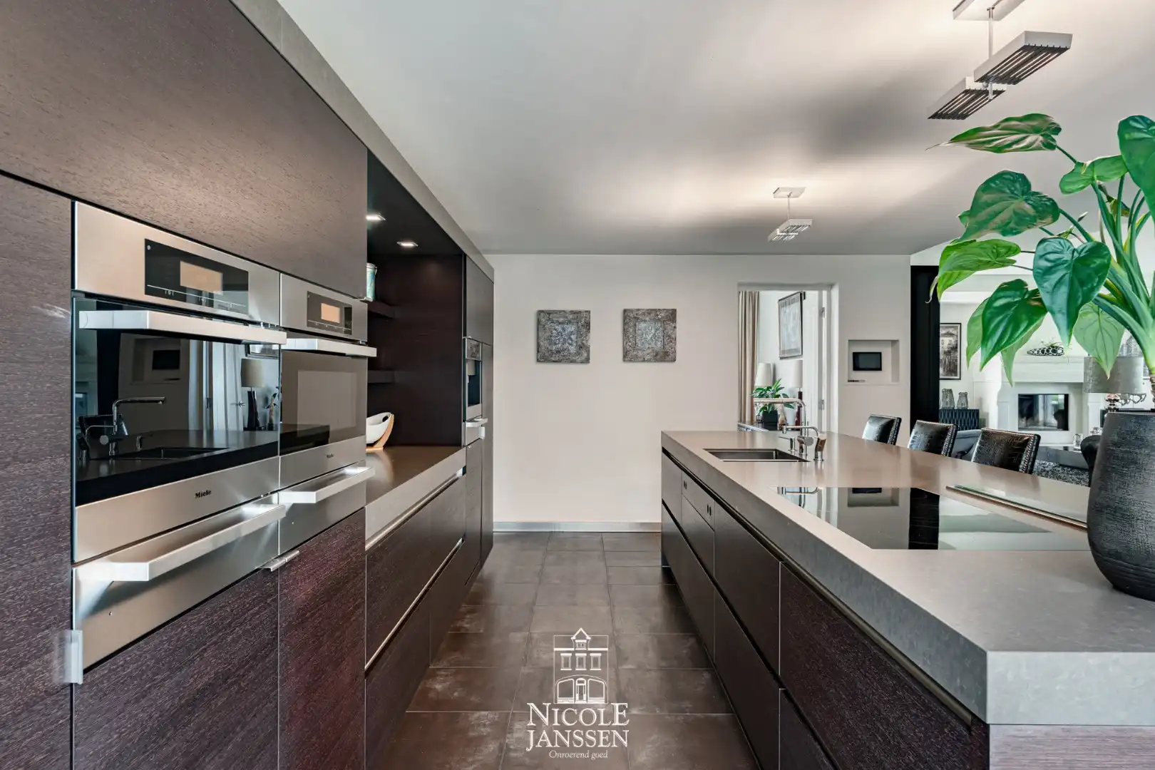 Riante woning met paardenstallen foto 8