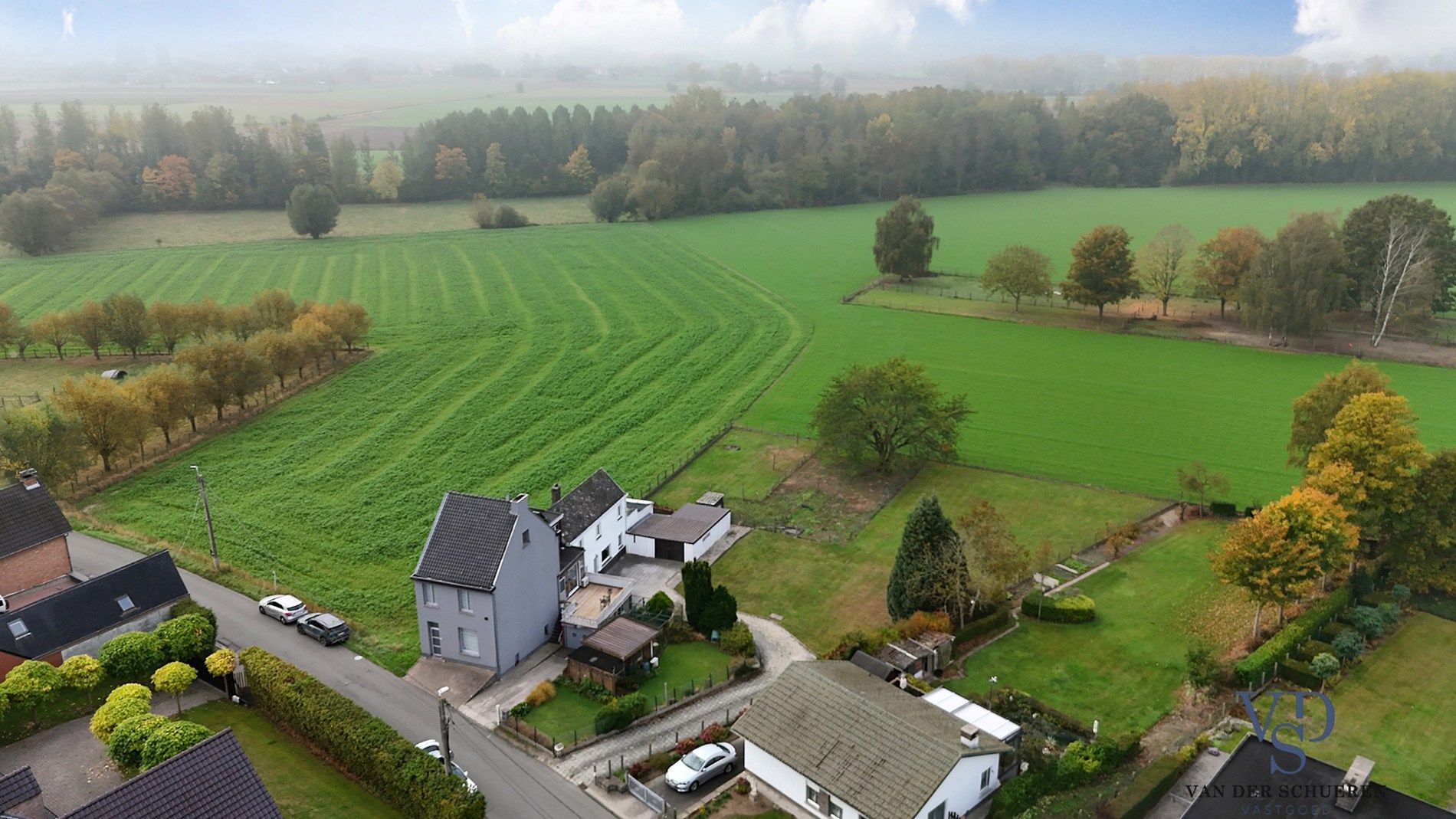 Te renoveren woning met uniek uitzicht op de omliggende akkers foto 2