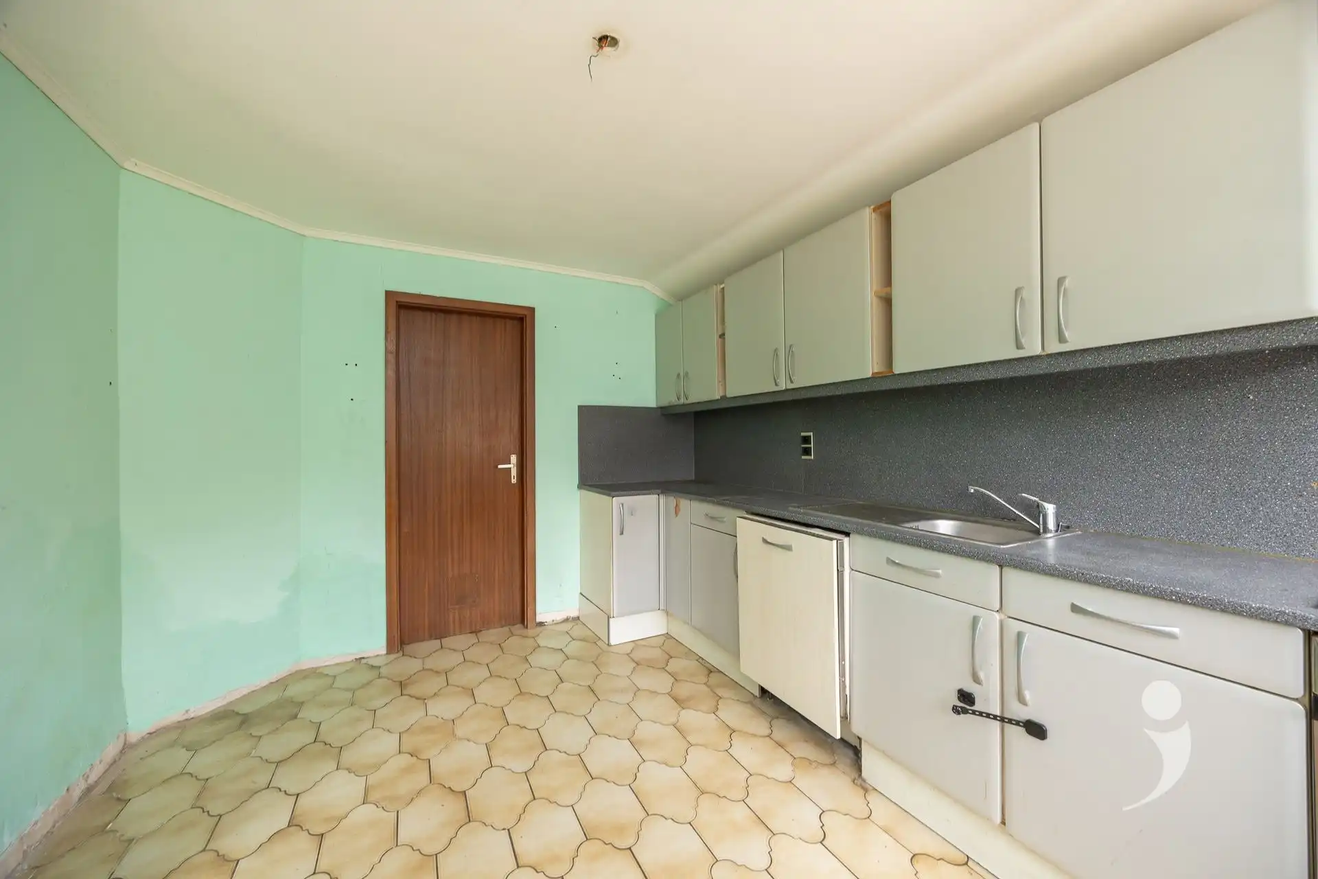 Te renoveren woning met veel potentiëel foto 19