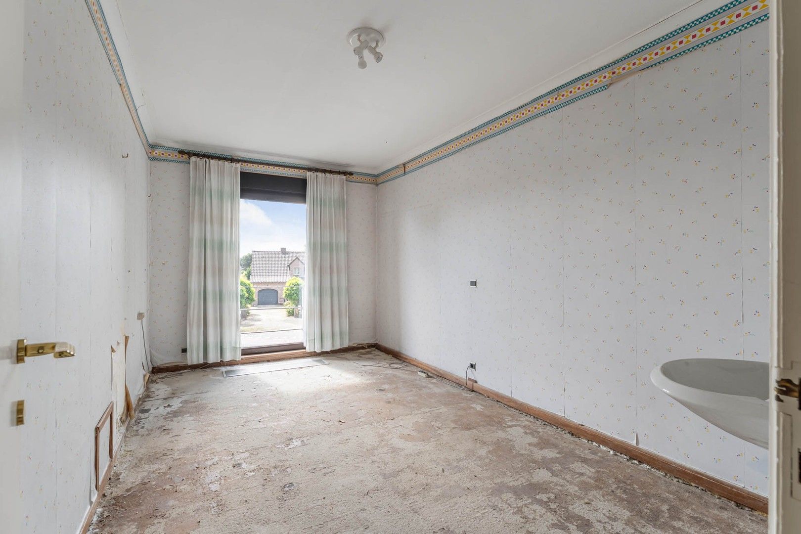 Bedrijfsgebouw (showroom/magazijn) met appartement gelegen op een perceel van 33a 50ca! foto 29