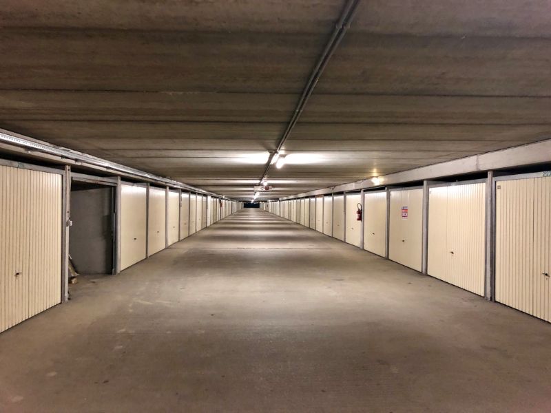 Ondergrondse garage gelegen onder de Zeedijk van Oostduinkerke foto {{pictureIndex}}