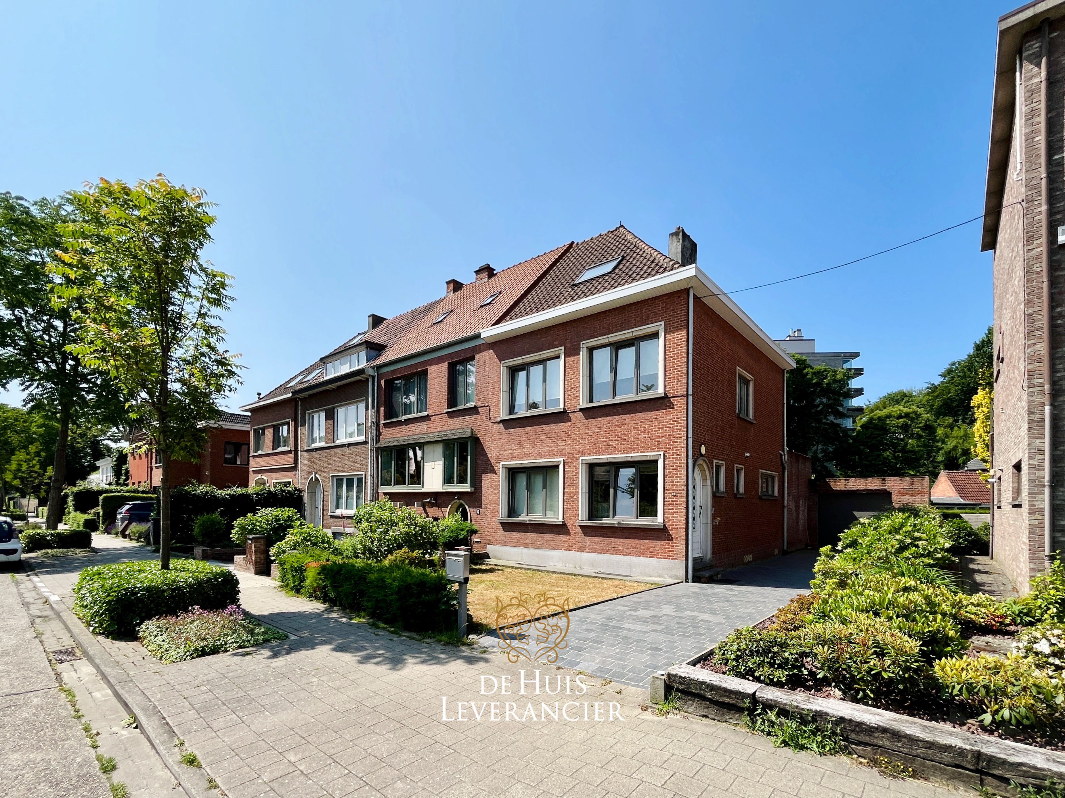 Prachtige, gerenoveerde woning met tuin en garage op toplocatie te koop in Mortsel! foto 2