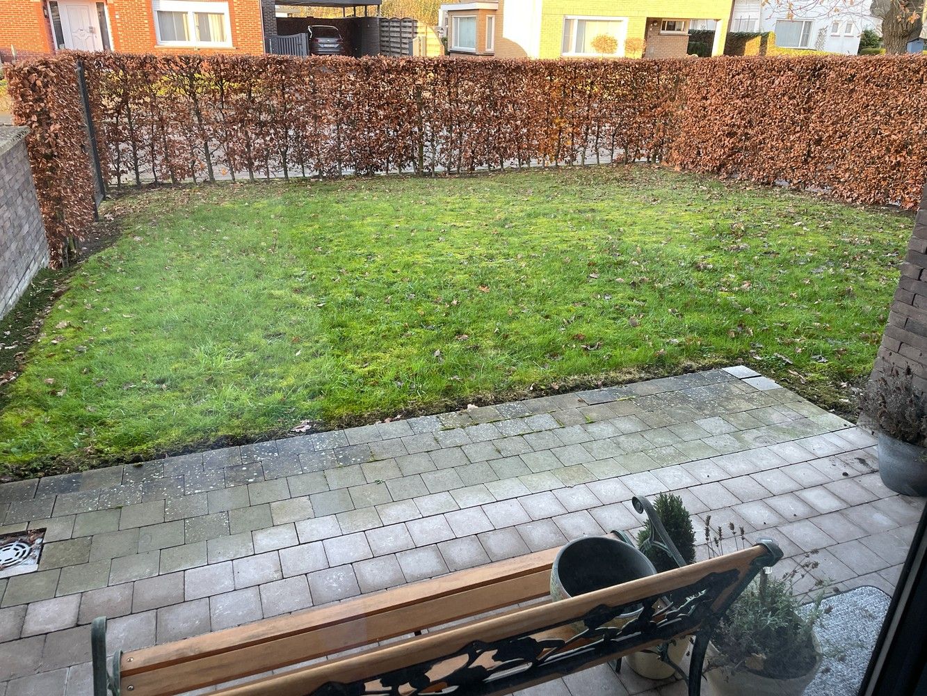 Gelijkvloers appartement met twee slaapkamers en twee terrassen en tuintjes. foto 2