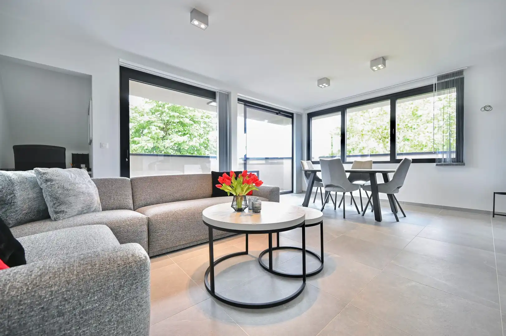 Instapklaar en volledig bemeubeld dakappartement te koop in hartje Bornem foto 2